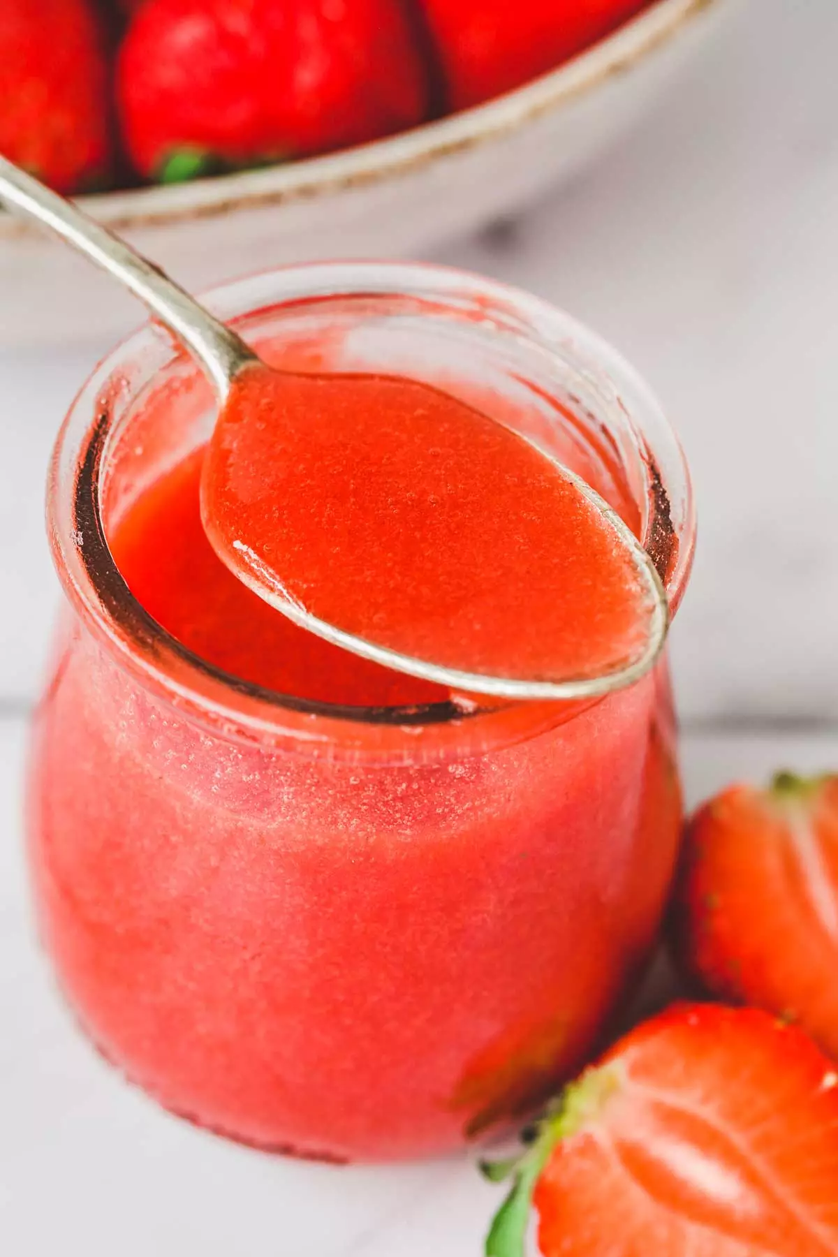 pot de coulis de fraise avec une cuillère