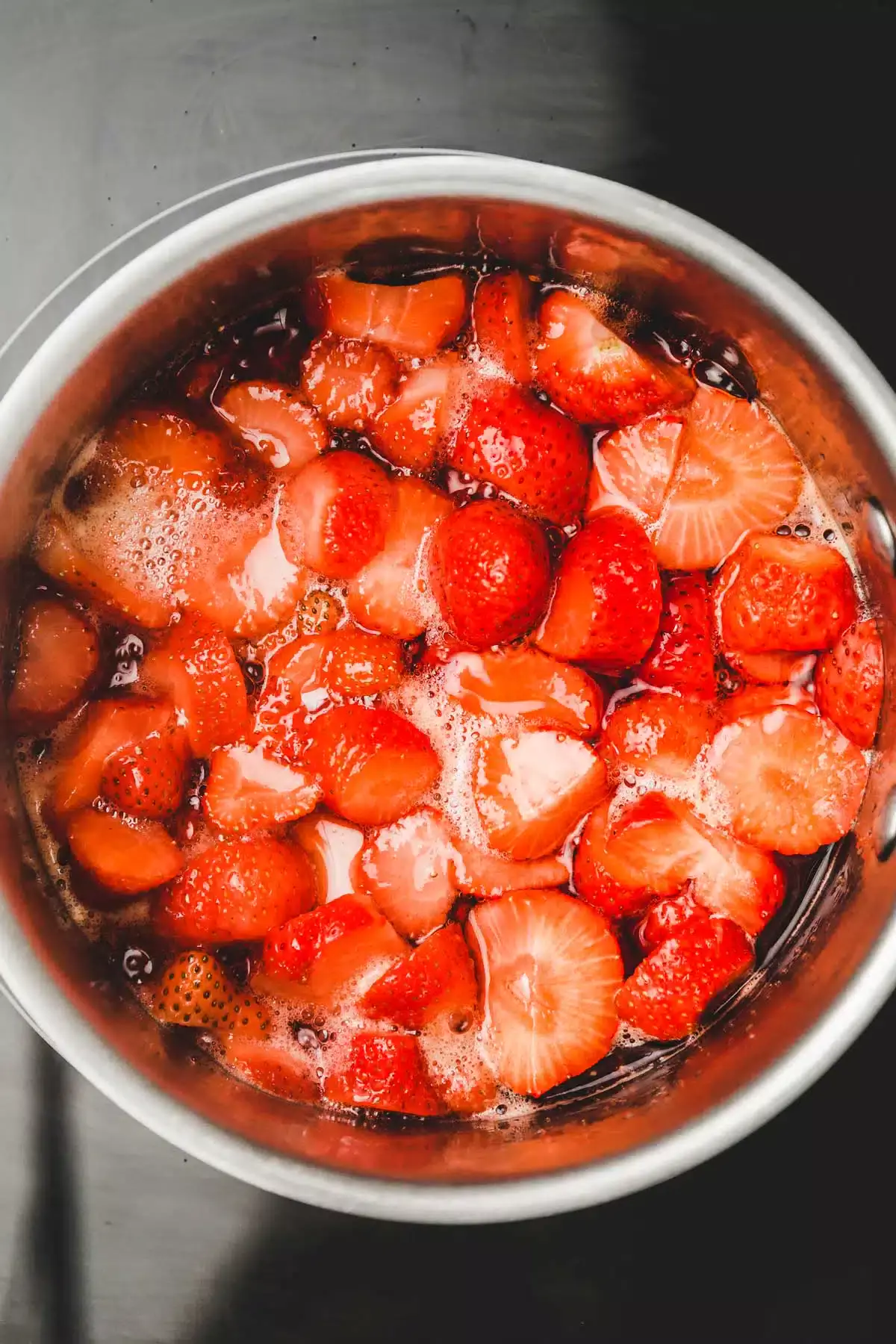 casserole avec mixture de fraises