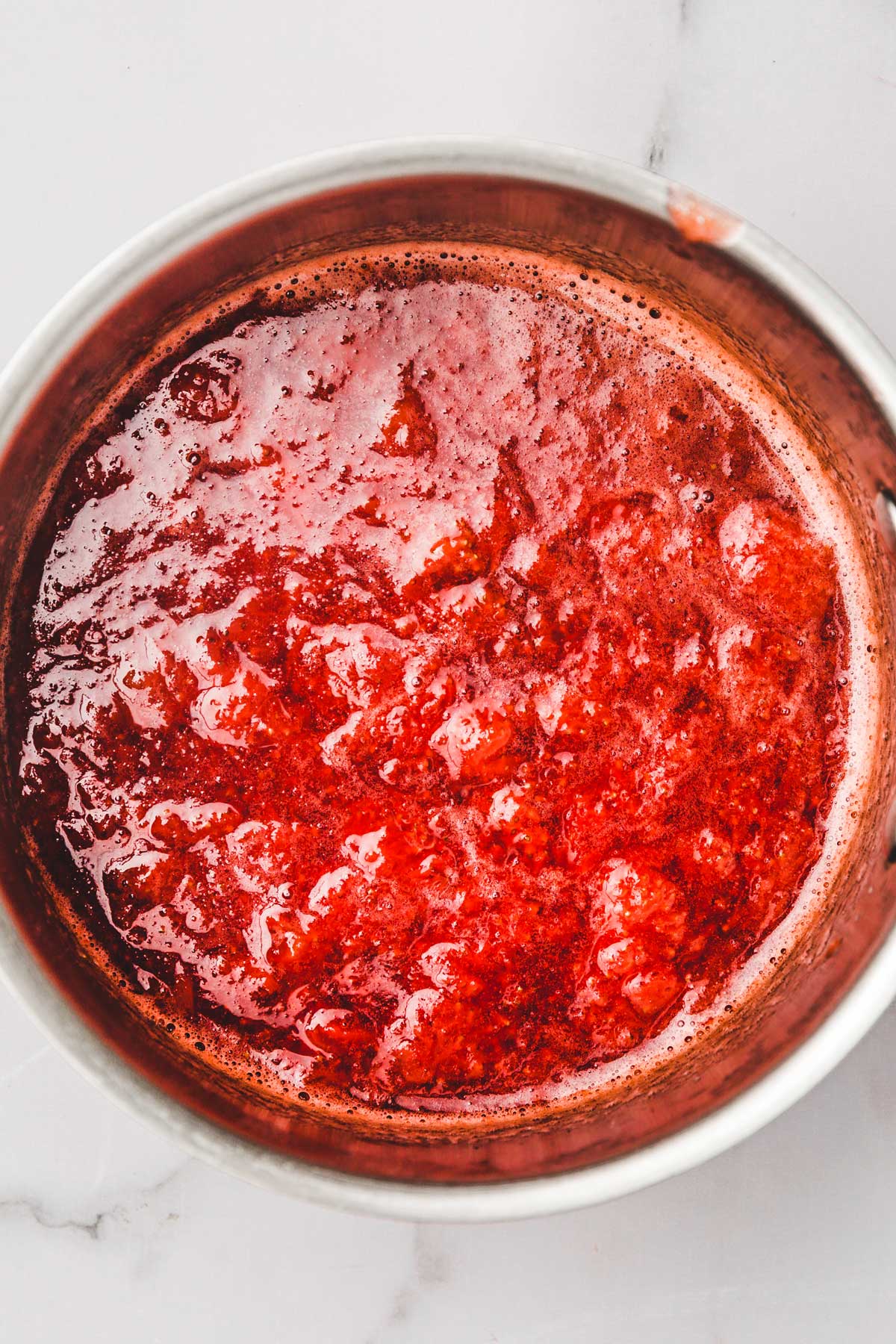 casserole avec de la purée de fraise