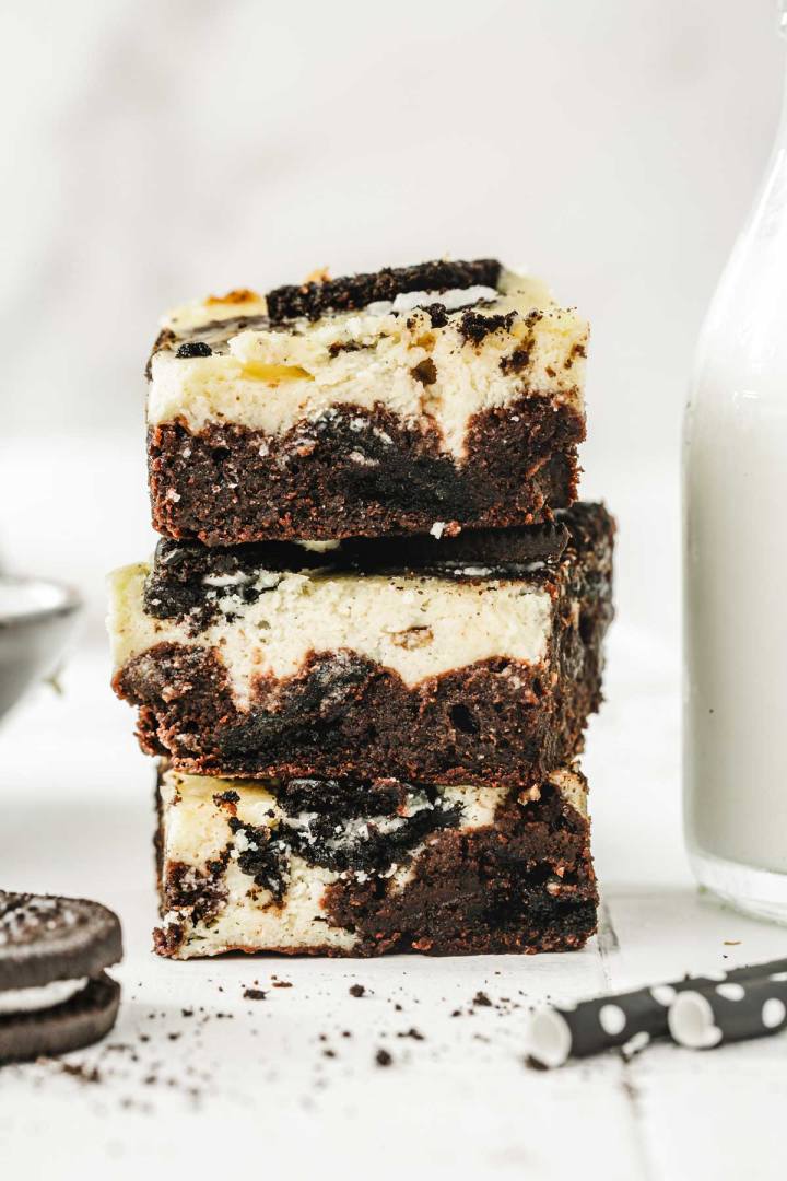 cheesecake brownies oreo empilés sur une table