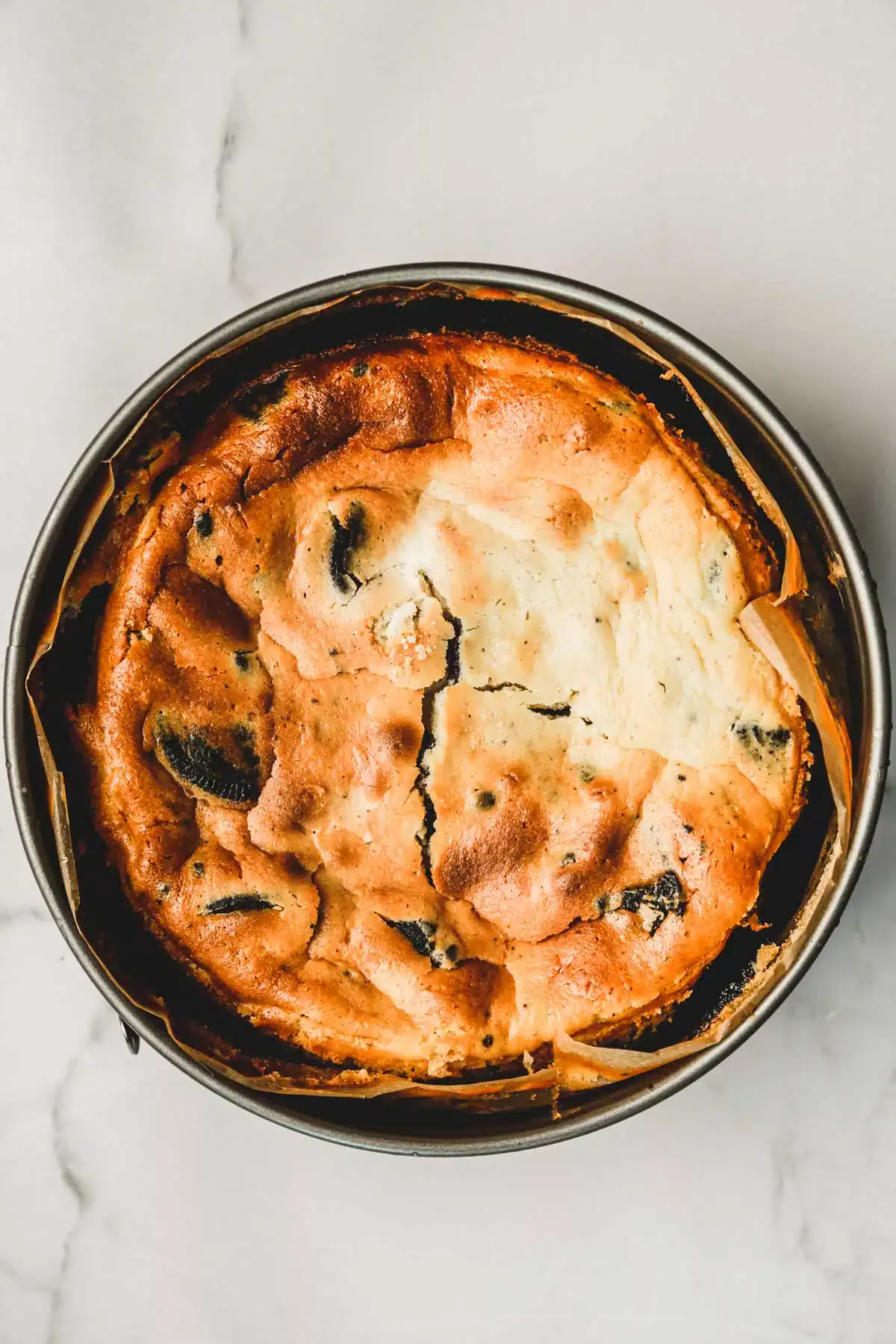 Moule à gâteau avec un cheesecake cuit