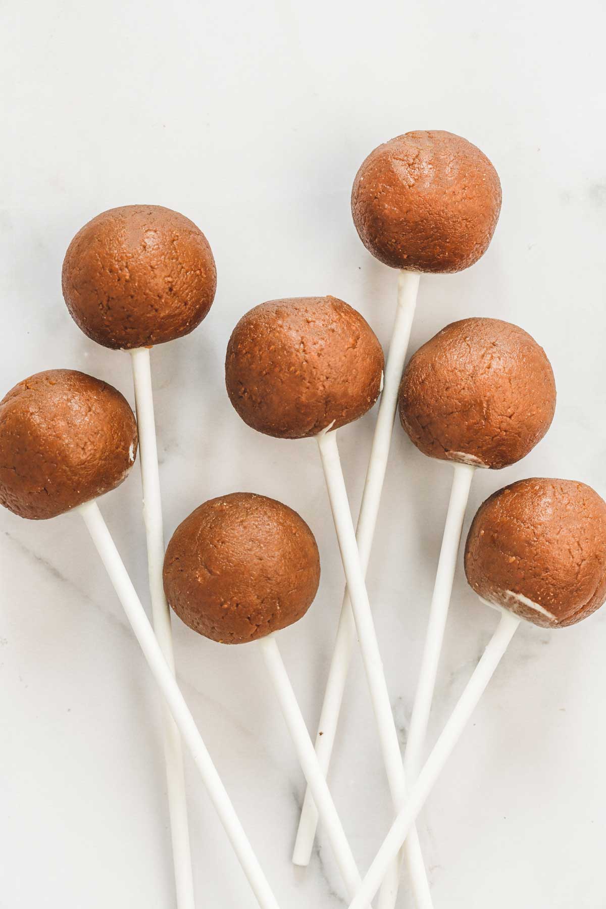 boule de cake pops sur bâtonnets