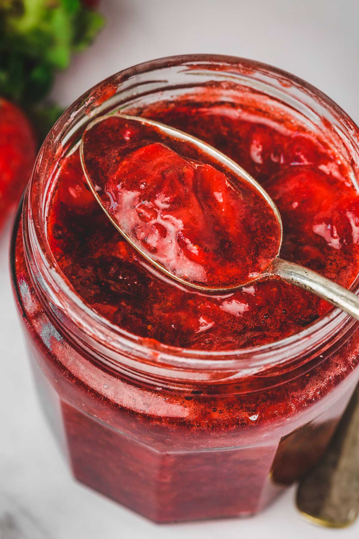 pot de compote de fraise avec une cuillère