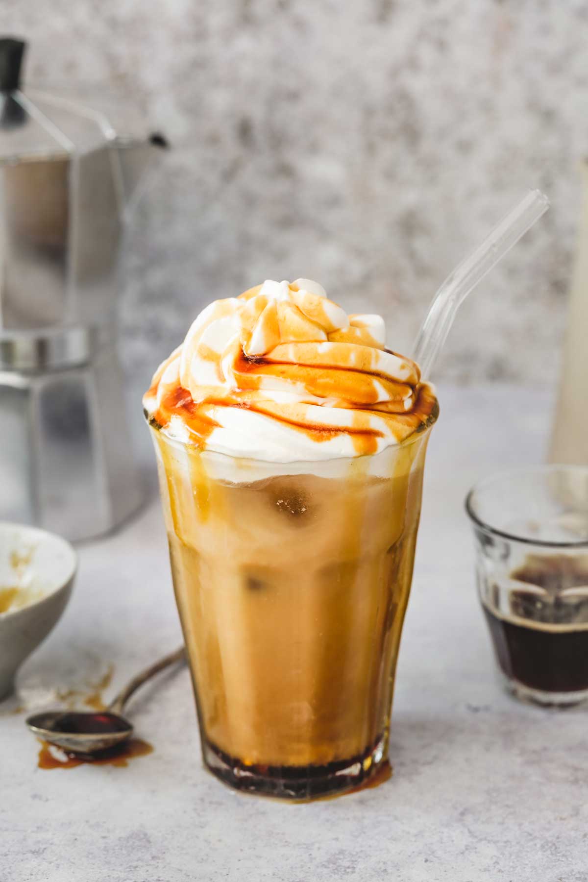 iced caramel latte dans un verre sur une table