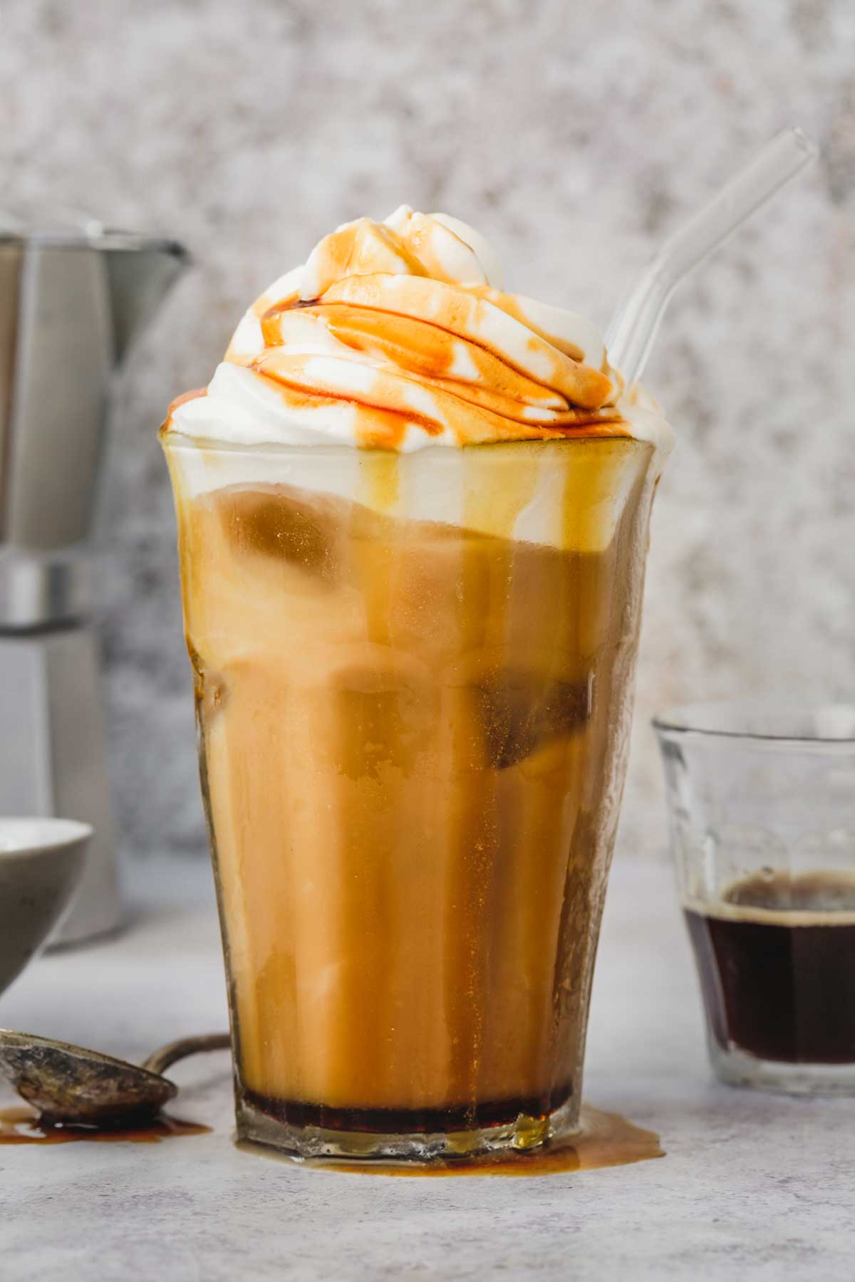 caramel latte glacé avec un topping chantilly