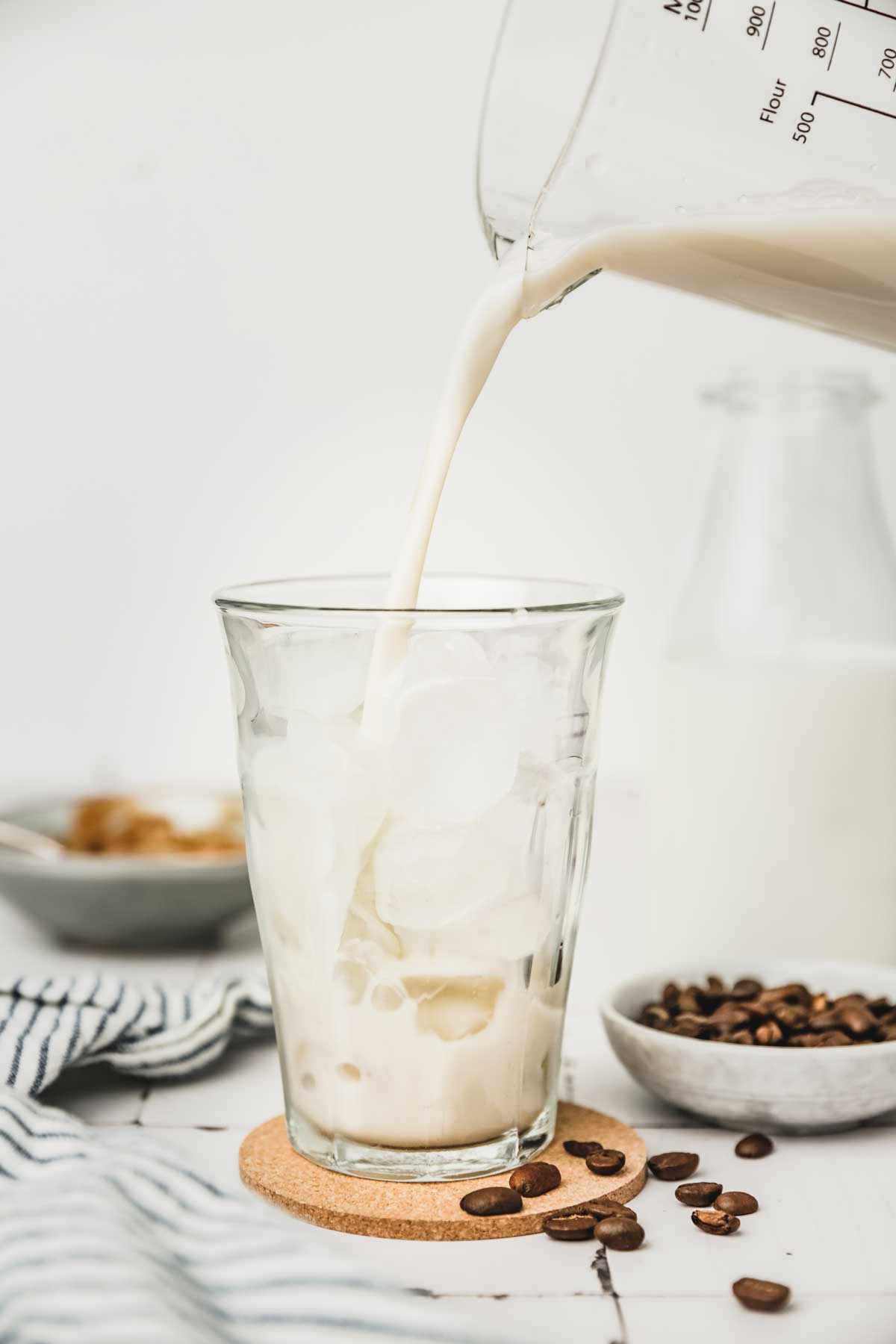 verre avec des glaçons et du lait