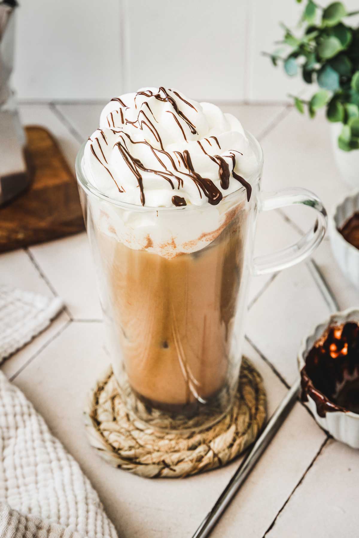 café mocha latte glacé dans un verre