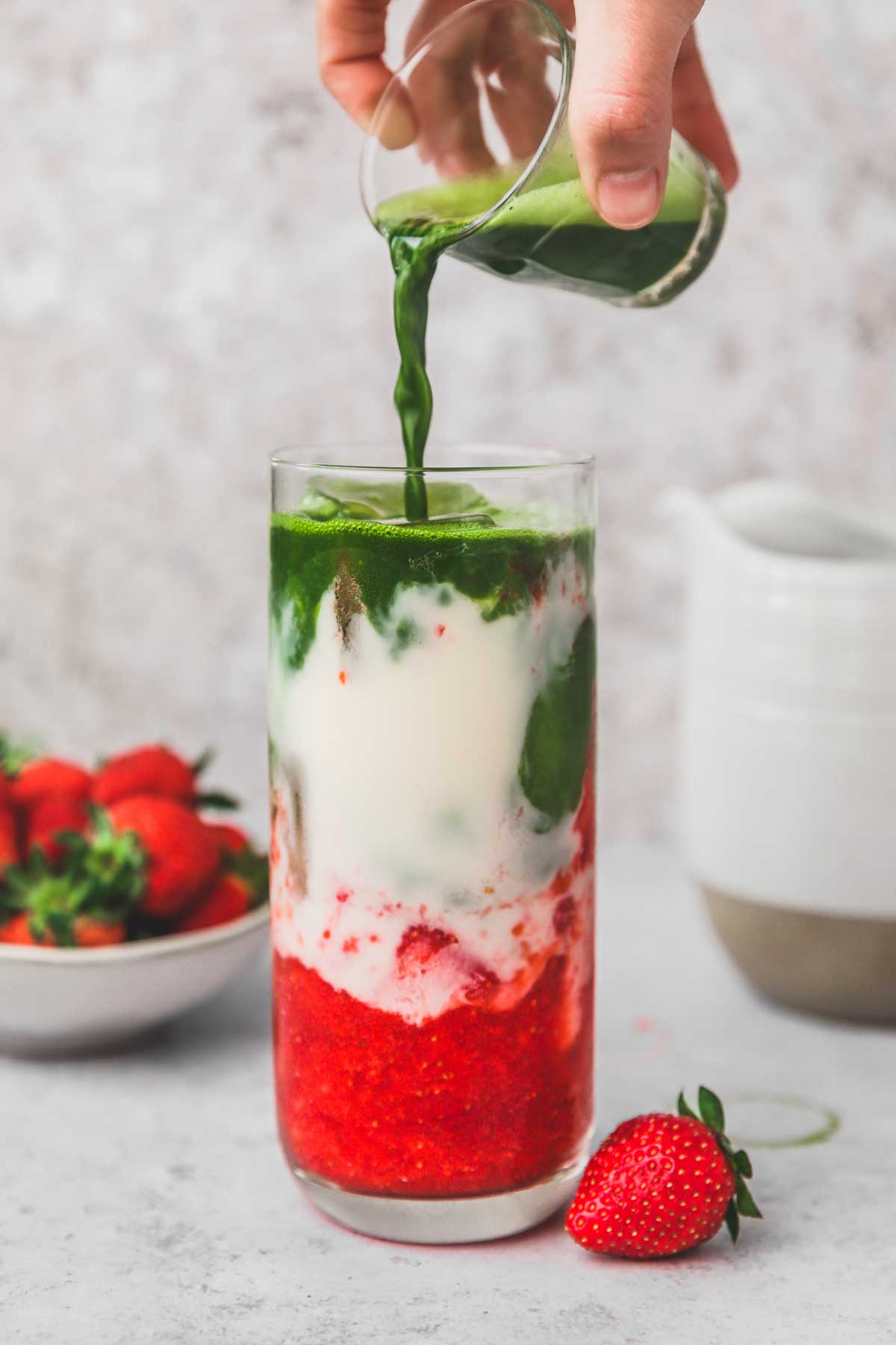 thé vert matcha versé dans un verre de lait