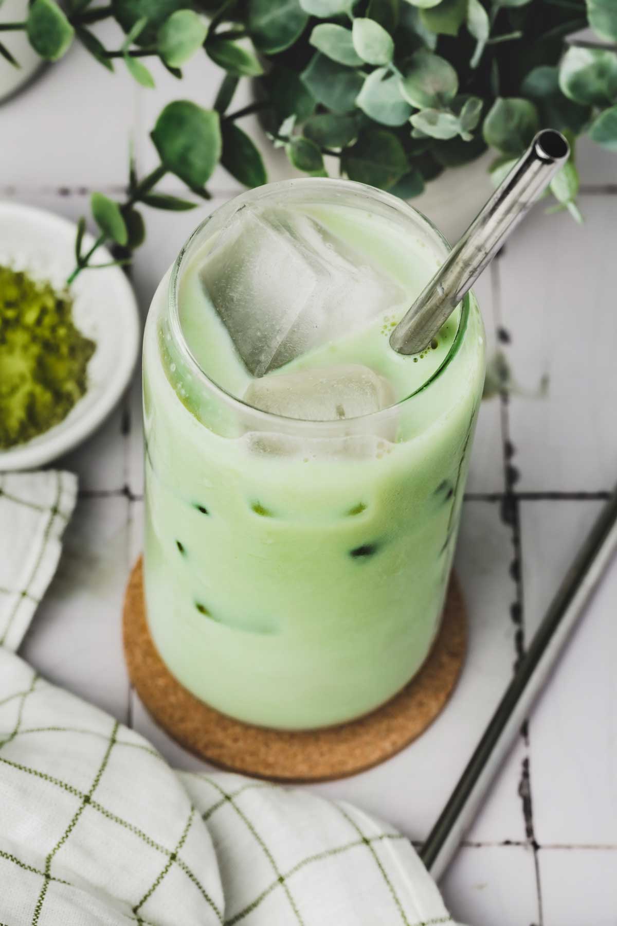 verre avec du matcha glacé et une paille