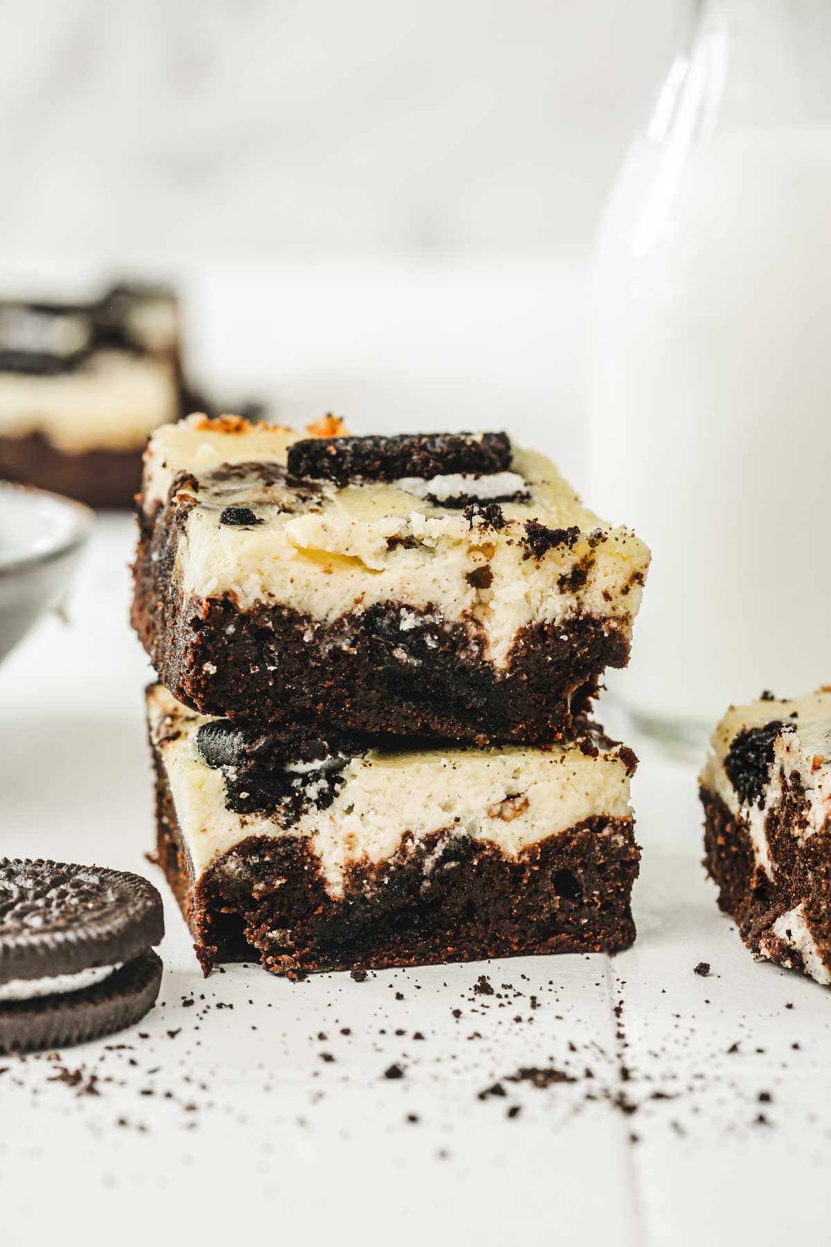 brownies oreo coupés en morceaux sur une table