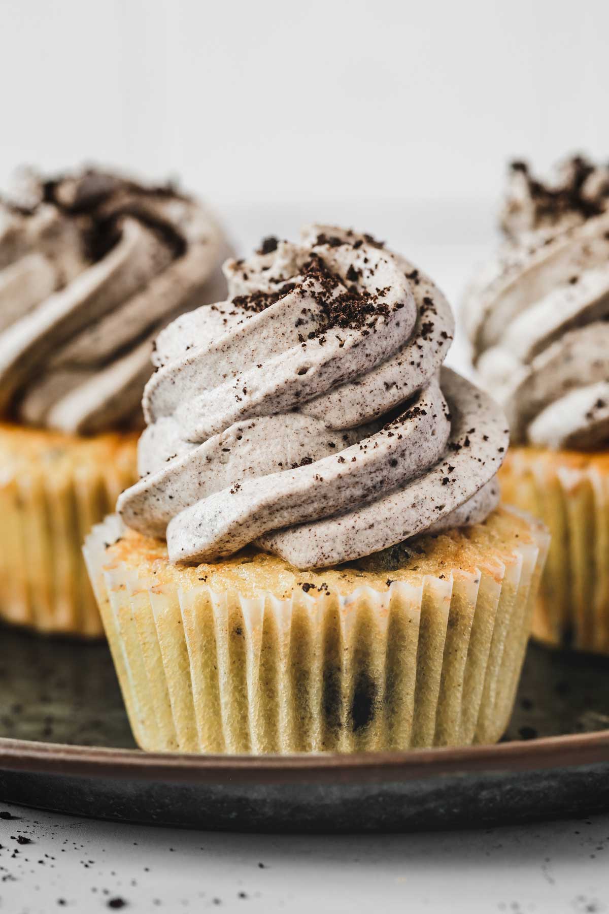 cupcakes oreo avec glaçage oreo sur un plat