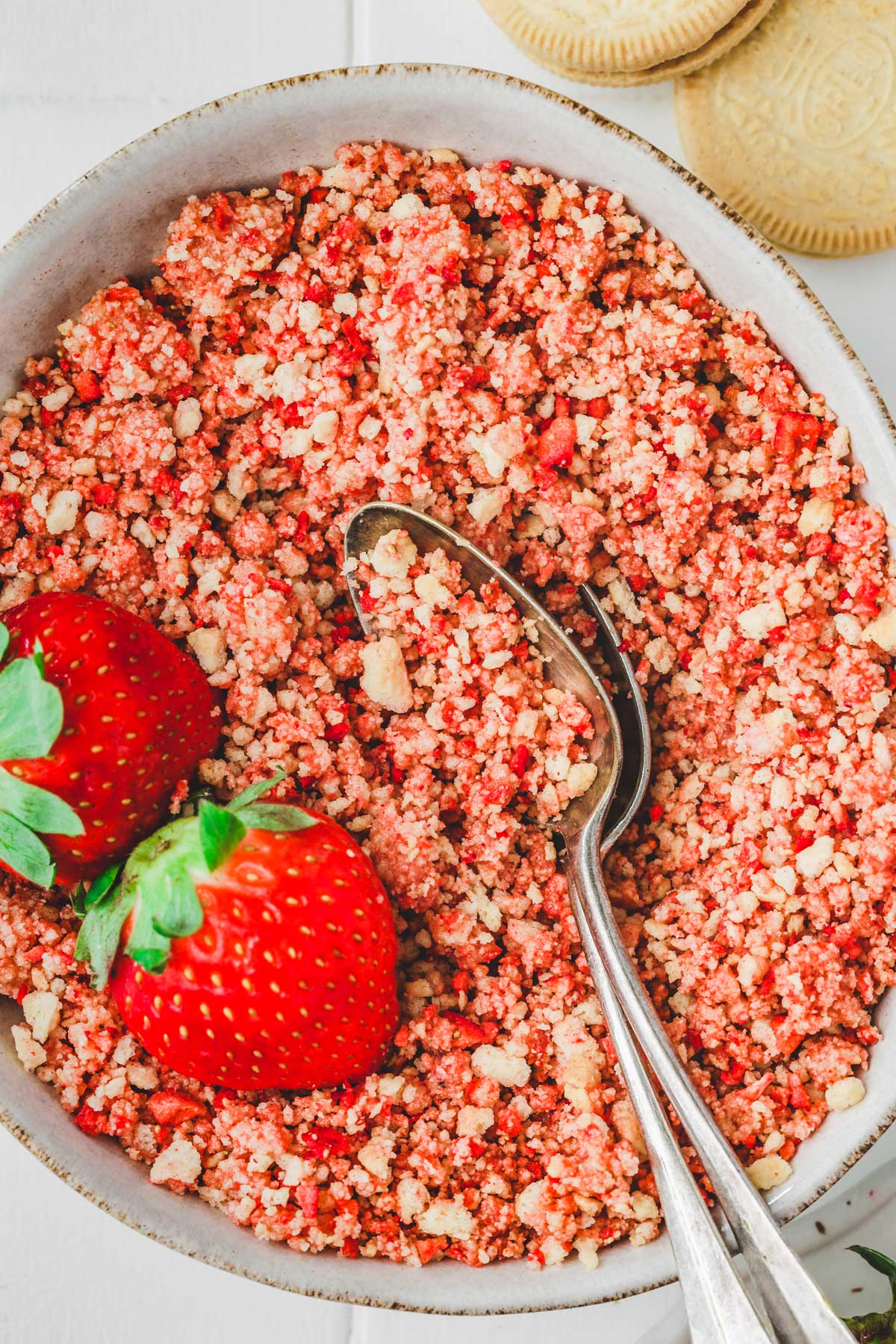 bol avec un crumble de fraise et des fraises