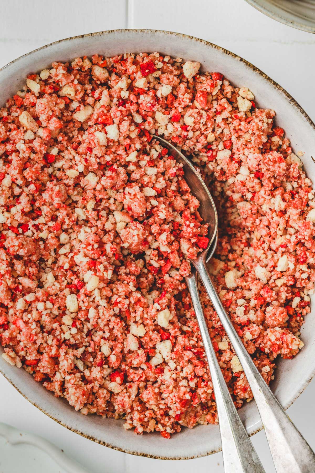 bol avec crunch de fraise et des cuillères