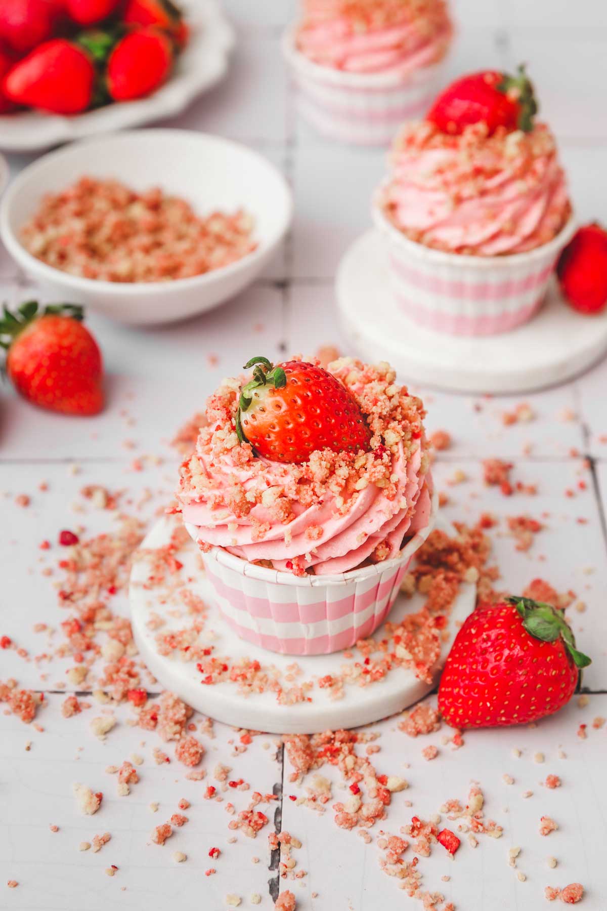 Cupcakes aux fraises avec du crunch de fraise