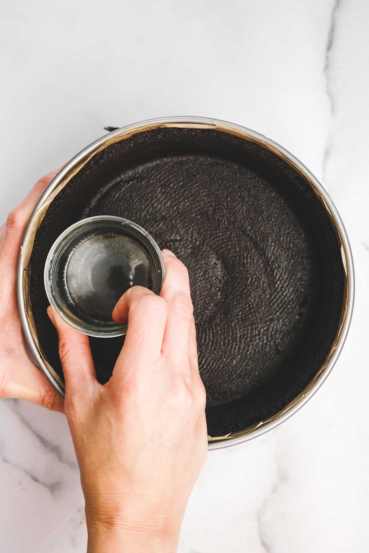 moule avec un fond de tarte oreo