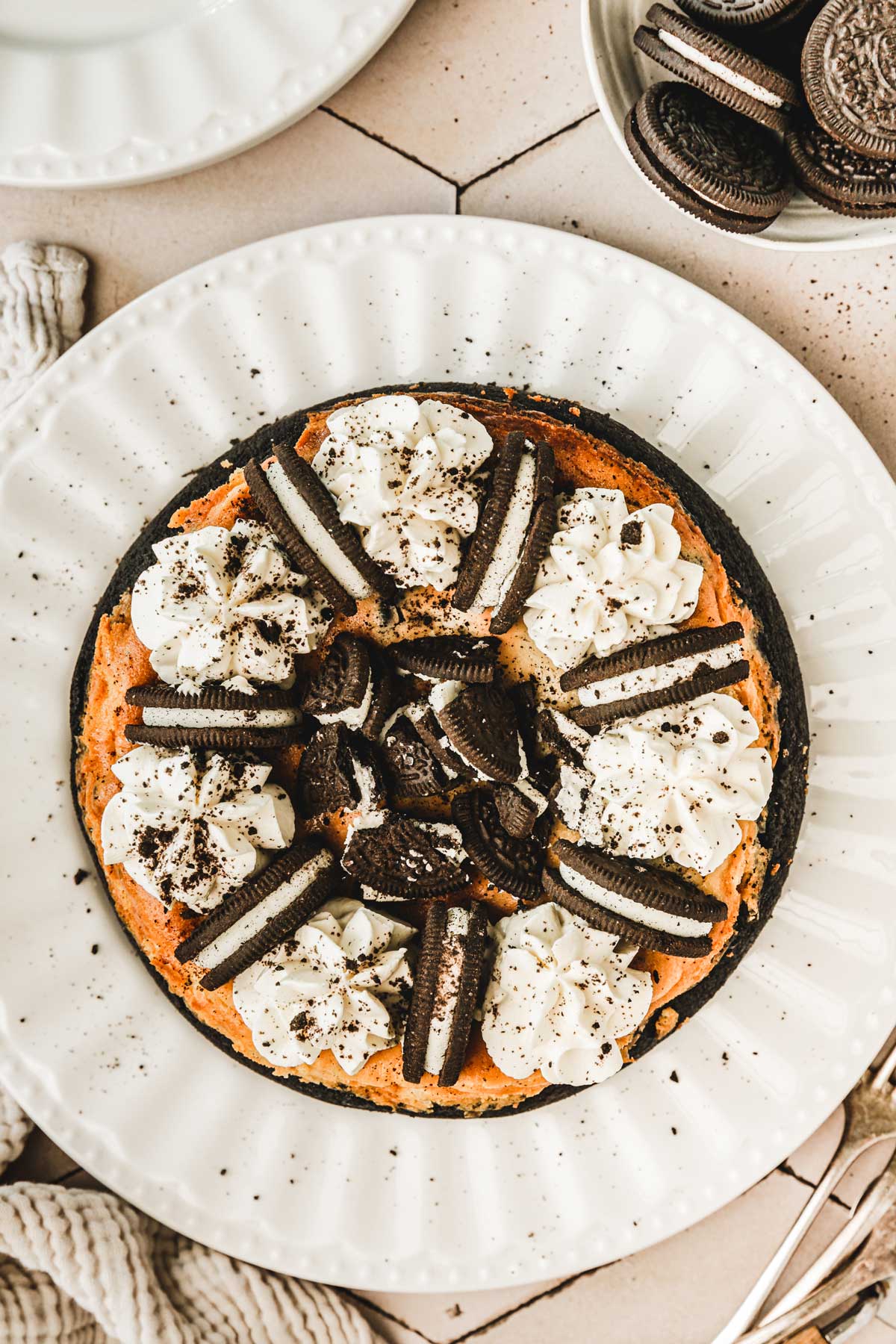 assiette avec un cheesecake aux oreo