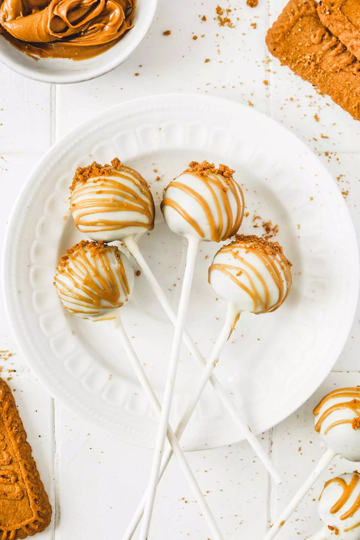 cake pops aux spéculoos dans une assiette