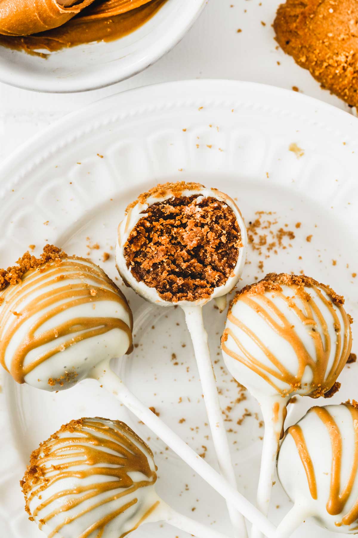 cake pops spéculoos dans une assiette