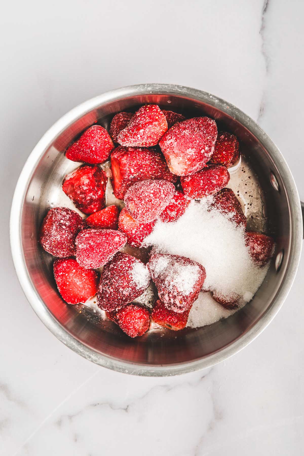 casserole avec des fraises et du sucre