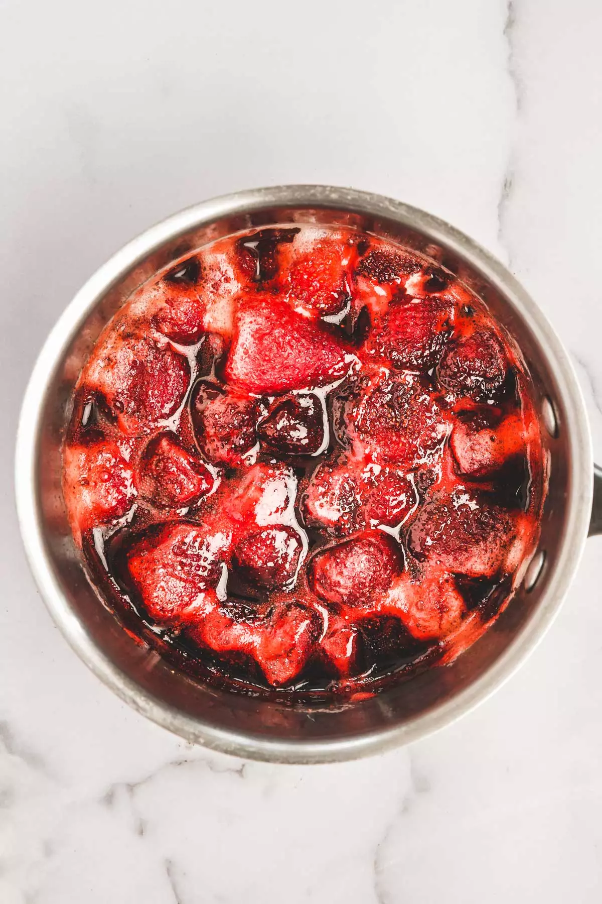 casserole avec une compotée de fraises