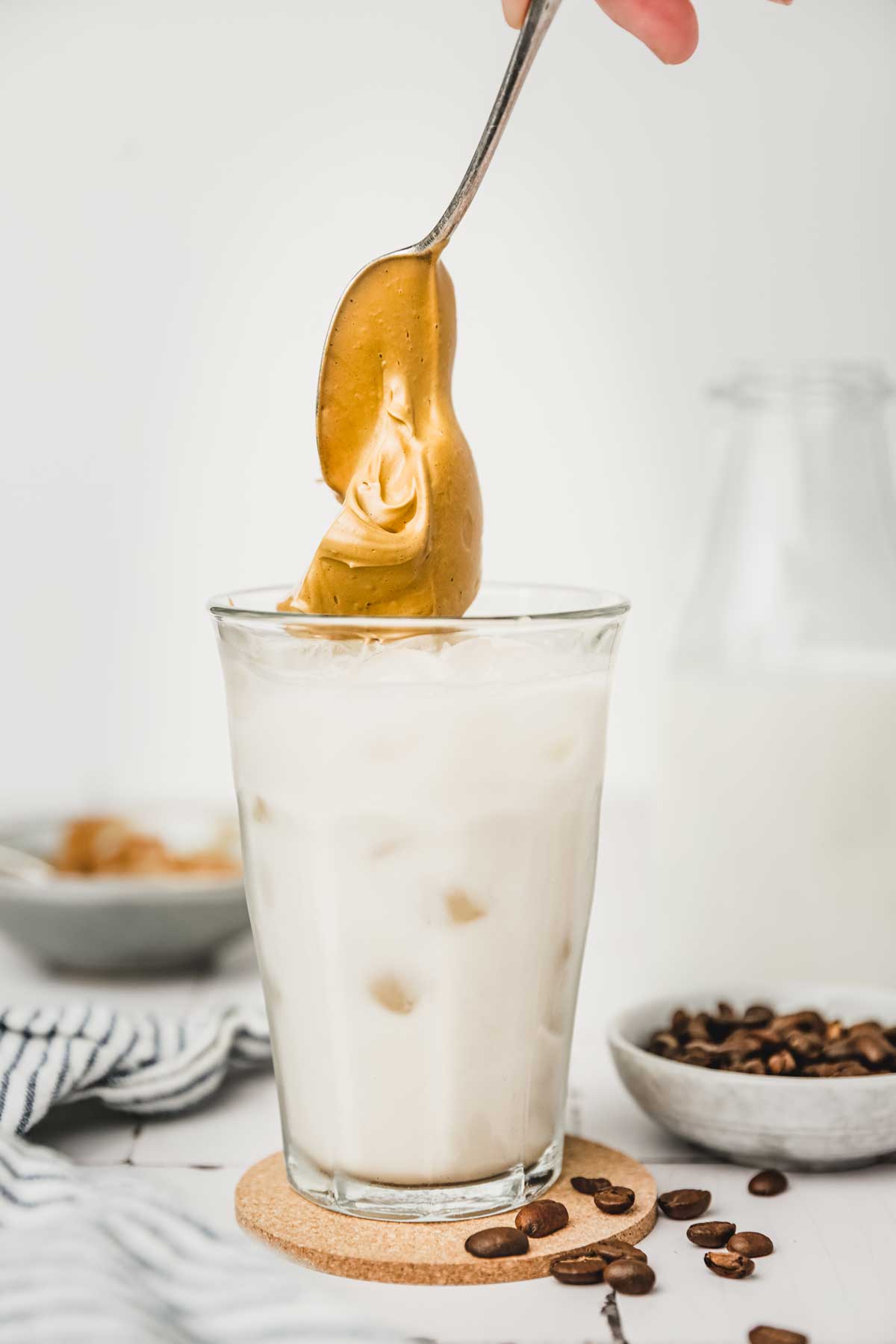 verre avec des glaçons et du lait