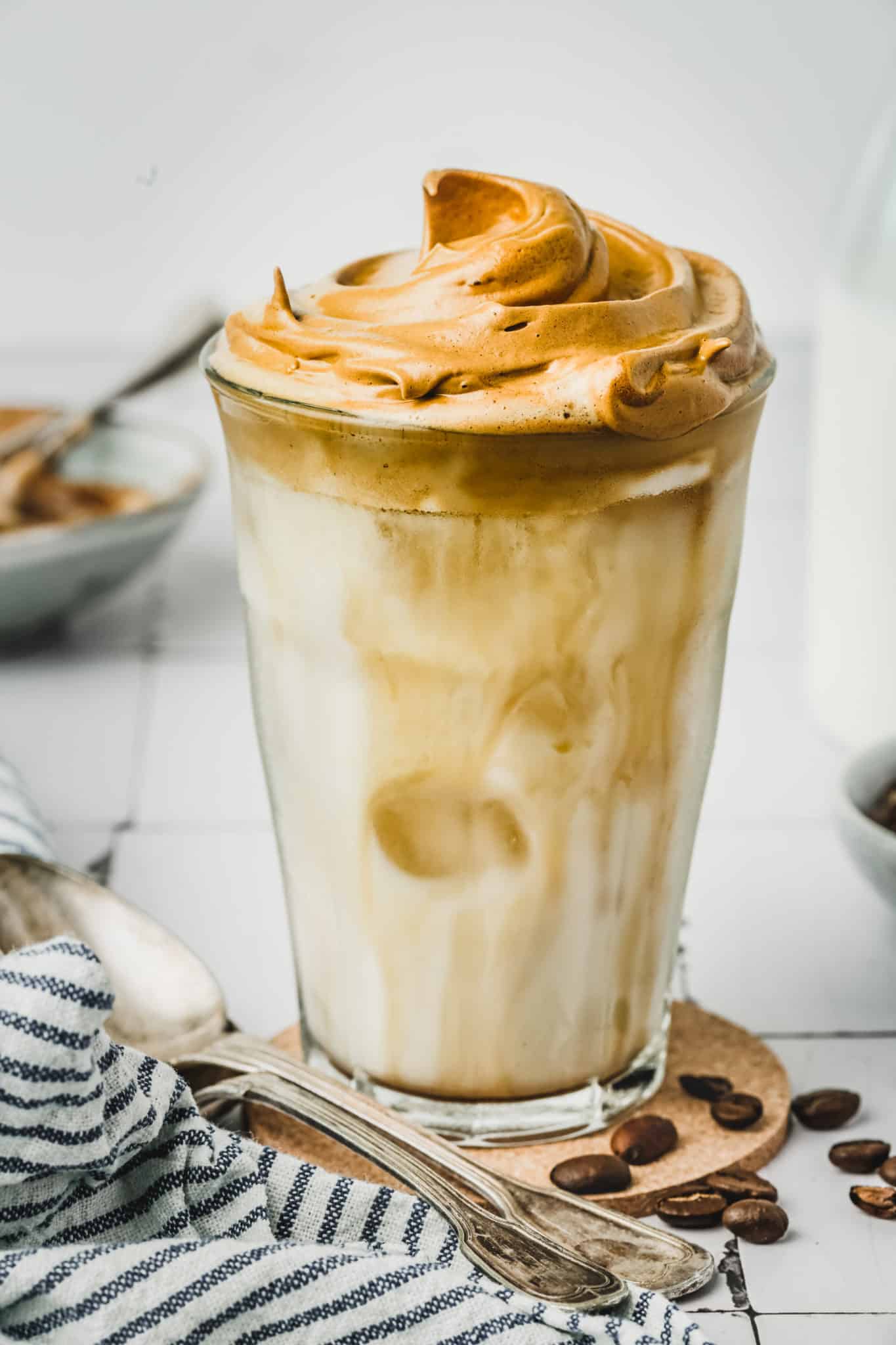 dalgona coffee dans un verre sur une table