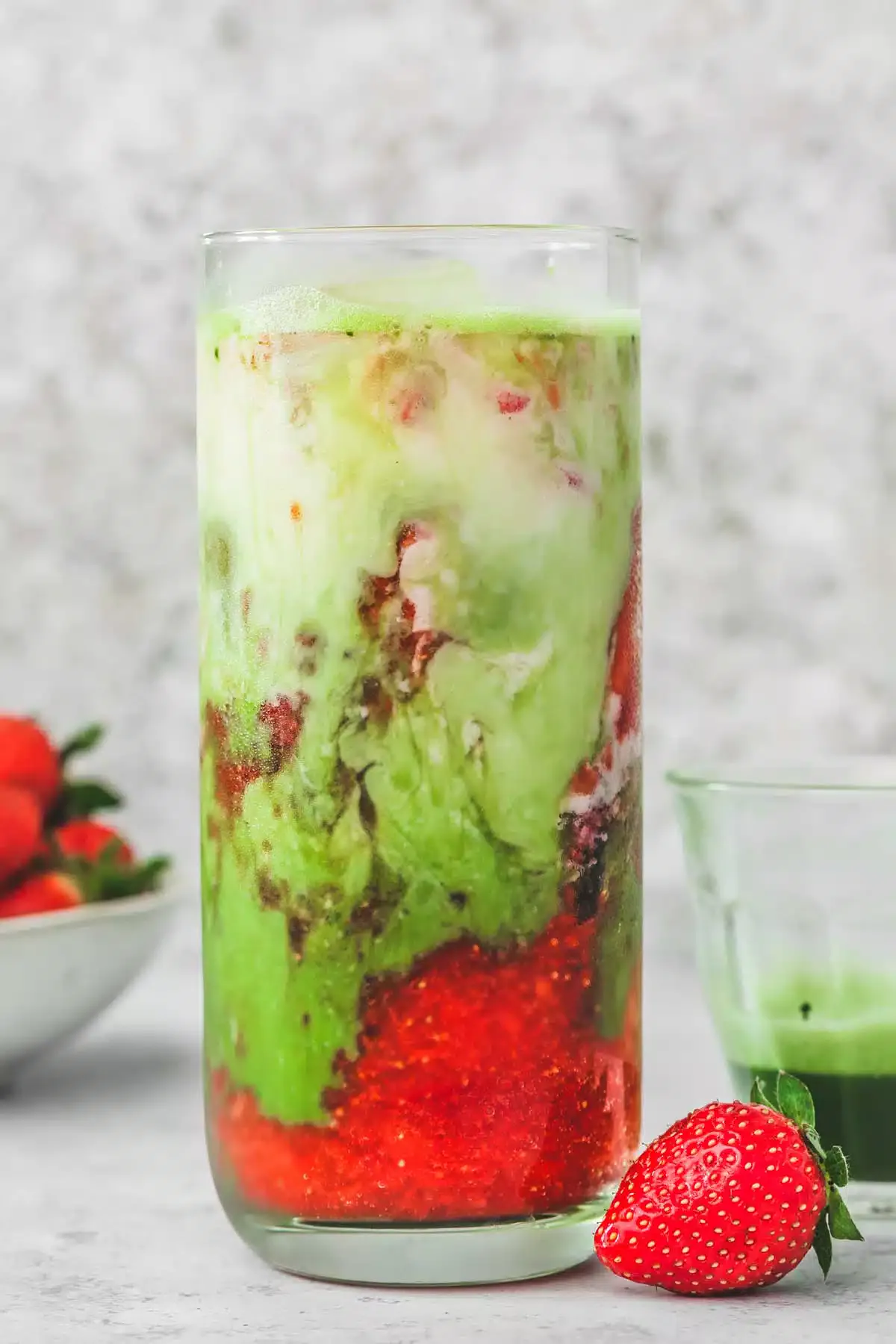 verre de iced matcha latte aux fraises sur une table