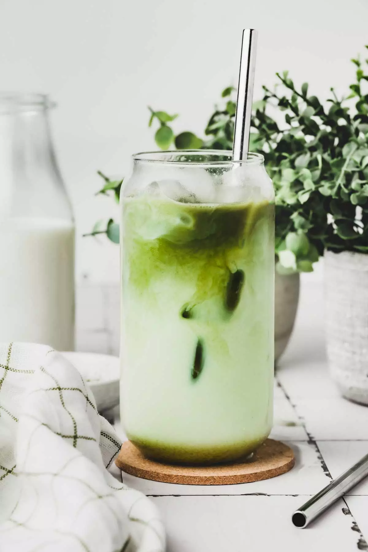 verre de matcha latte sur une table