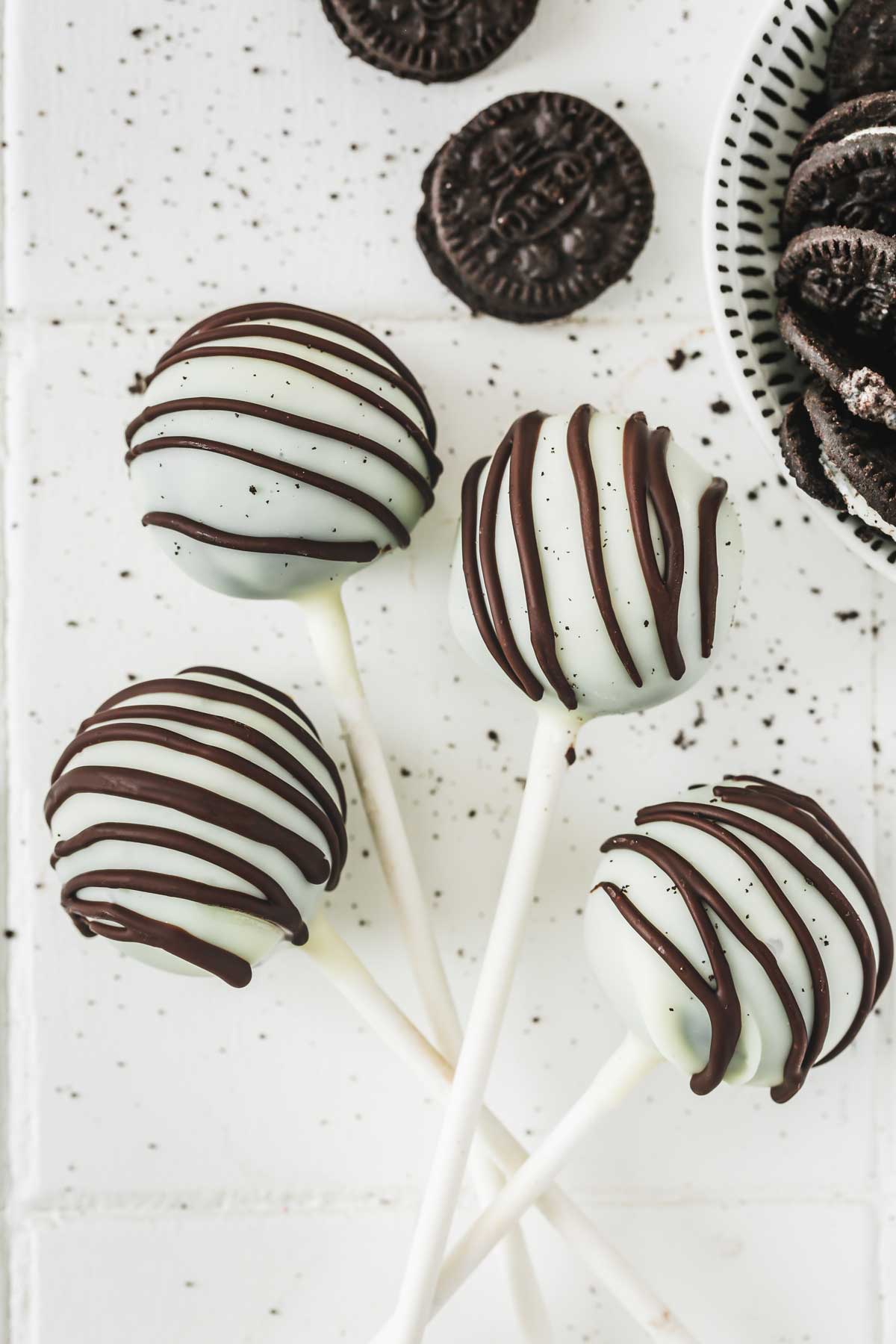 cake pops oreo sur une table