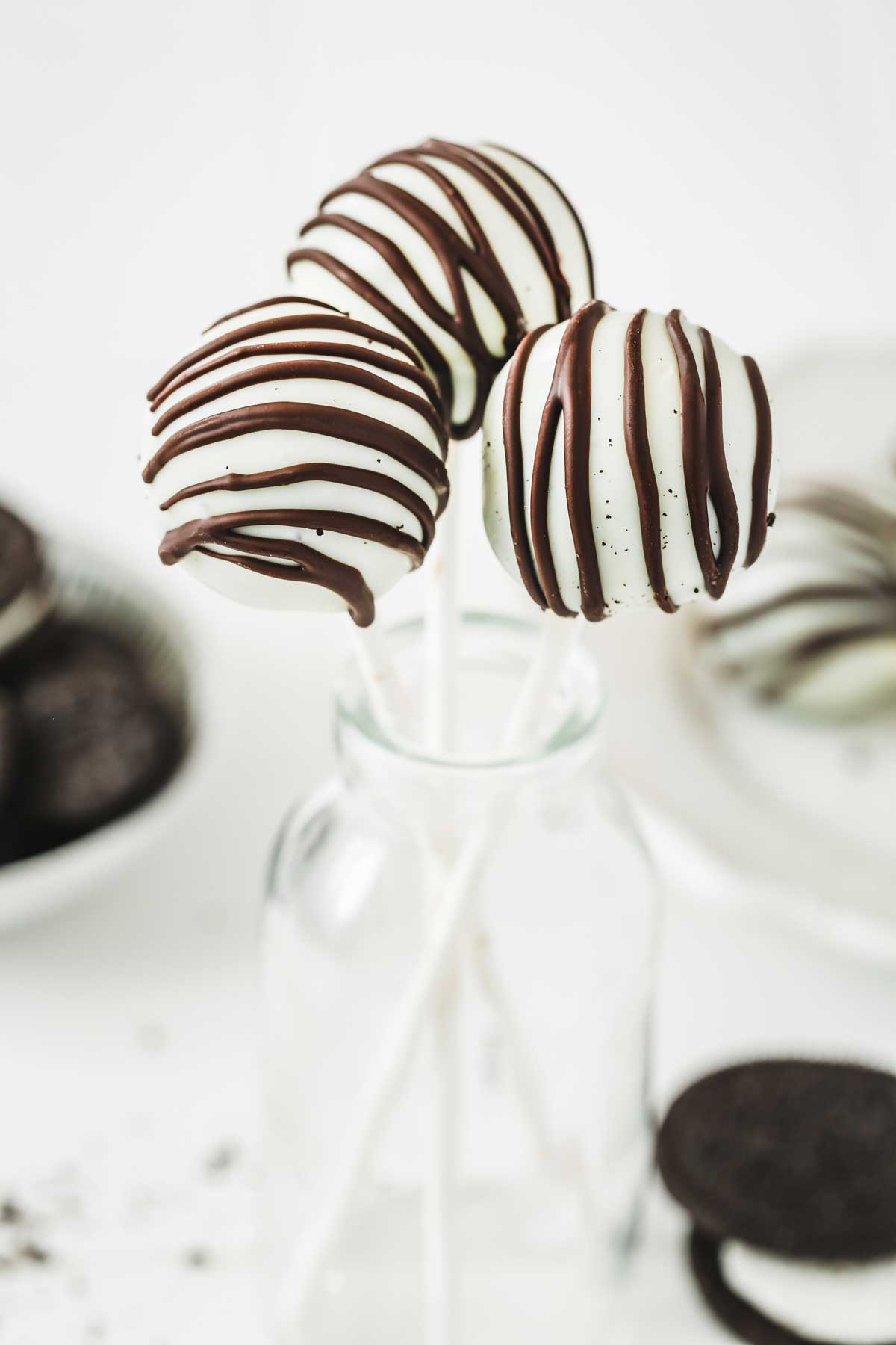 cake pops oreo sur une table