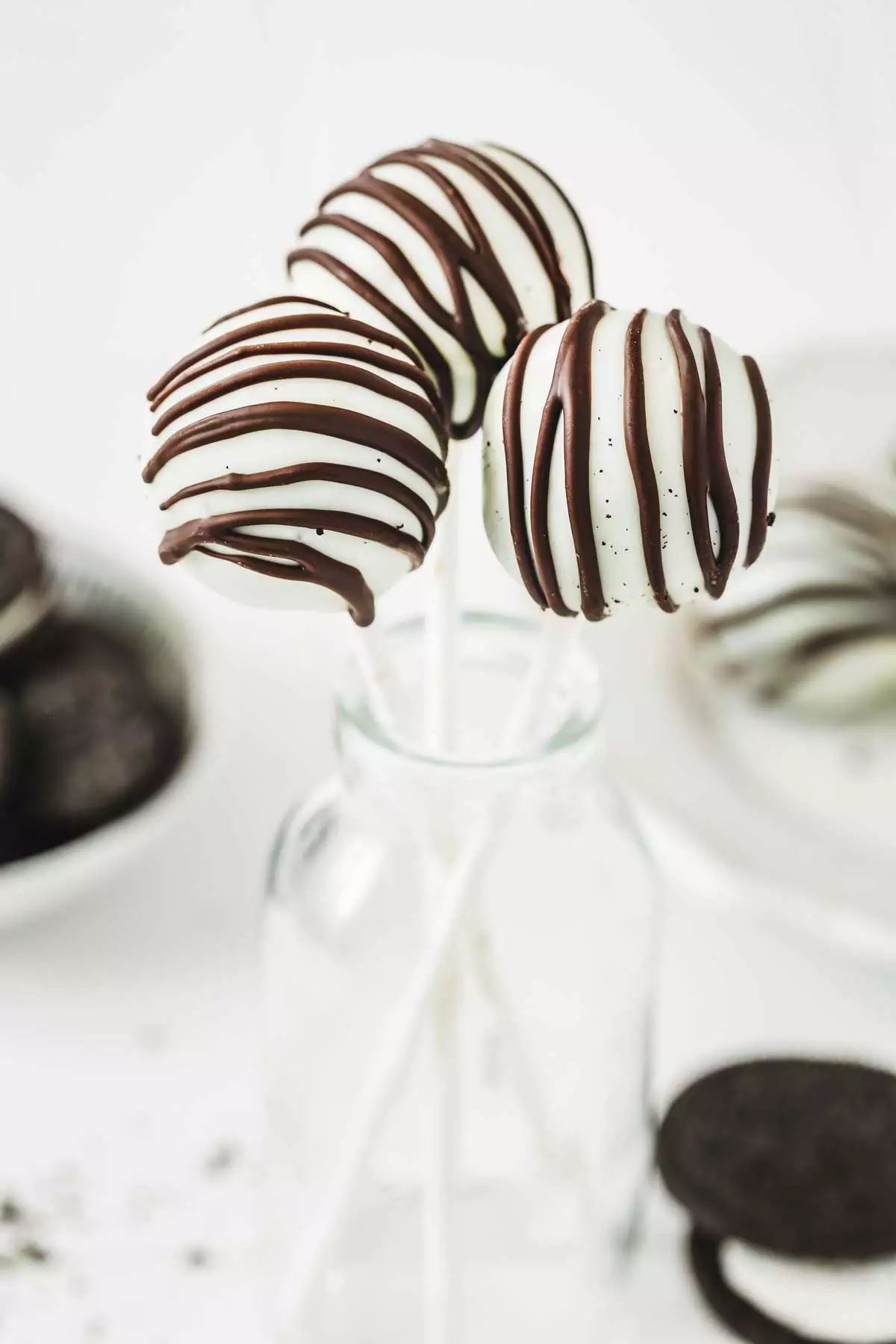 cake pops oreo sur une table