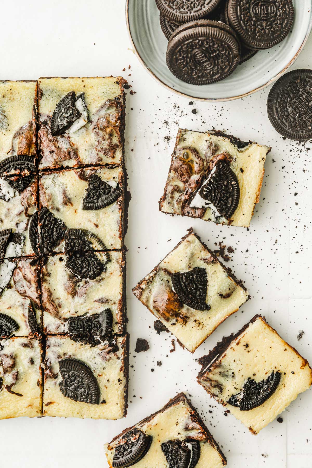 brownies cheesecake oreo sur une table