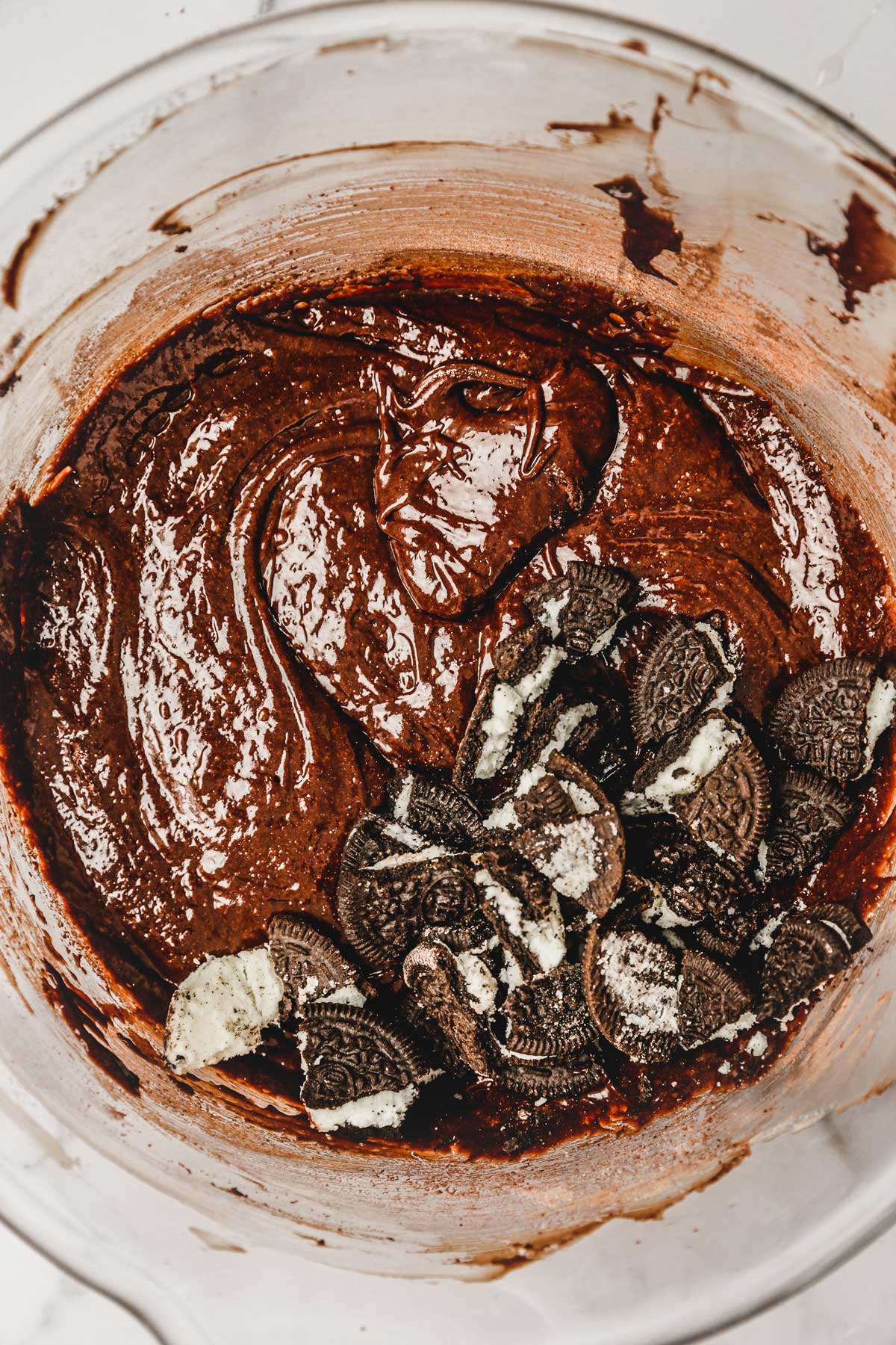large récipient avec de la pâte à brownies