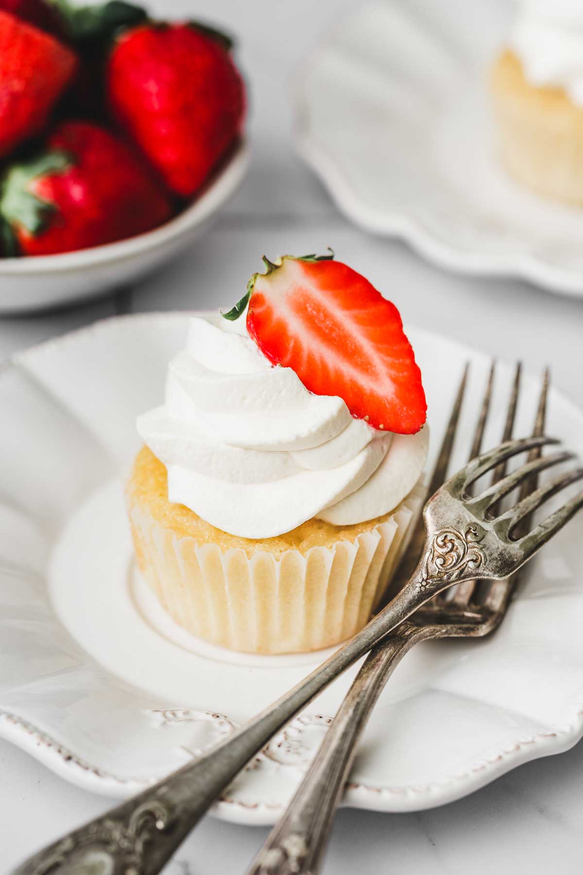 Cupcake à la fraise dans une assiette