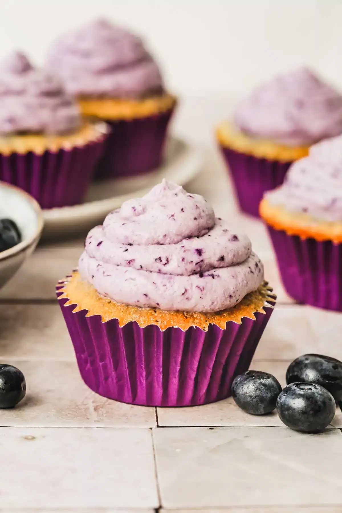 cupcakes violet avec un glaçage myrtilles