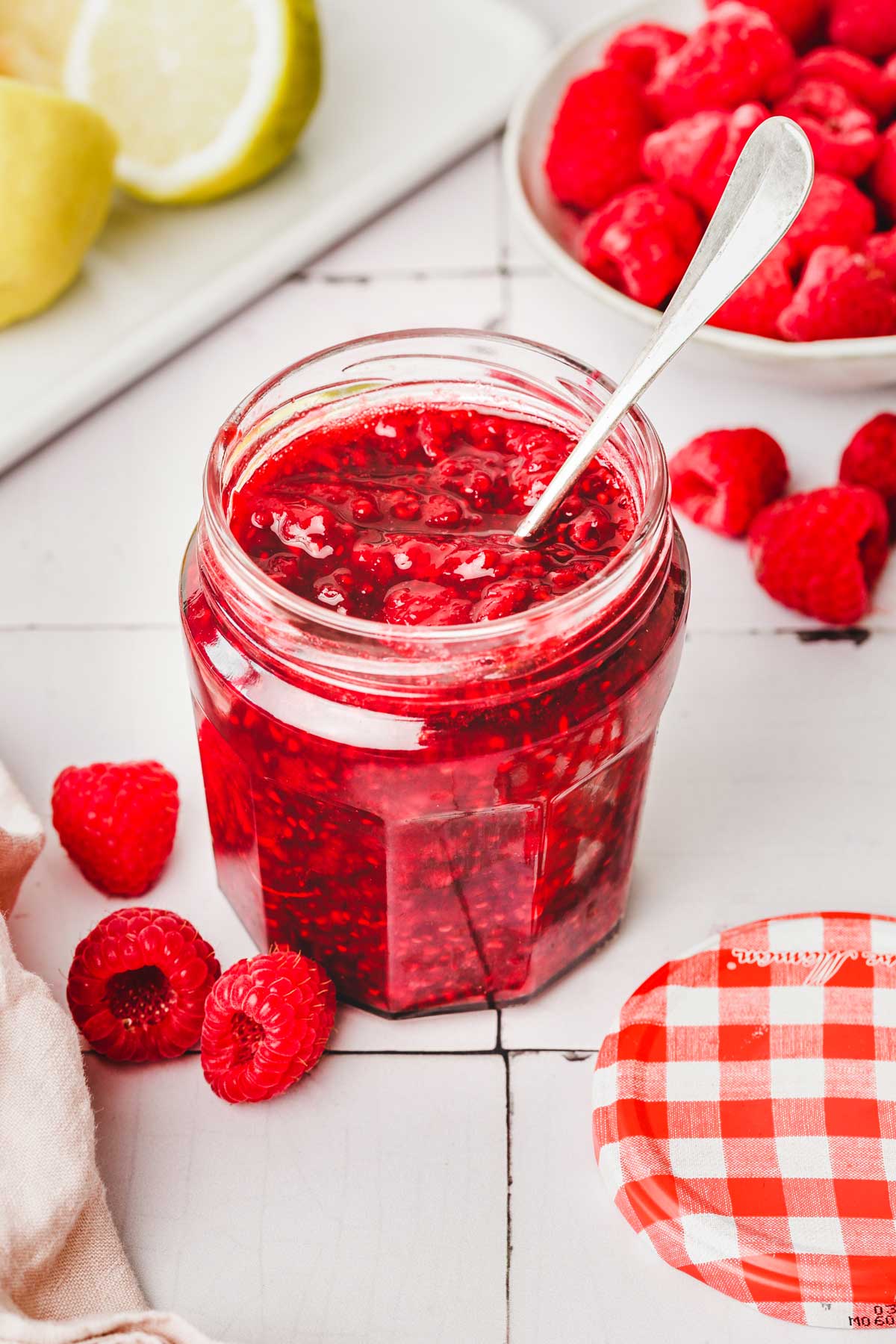 pot avec de la compote de framboise sur une table