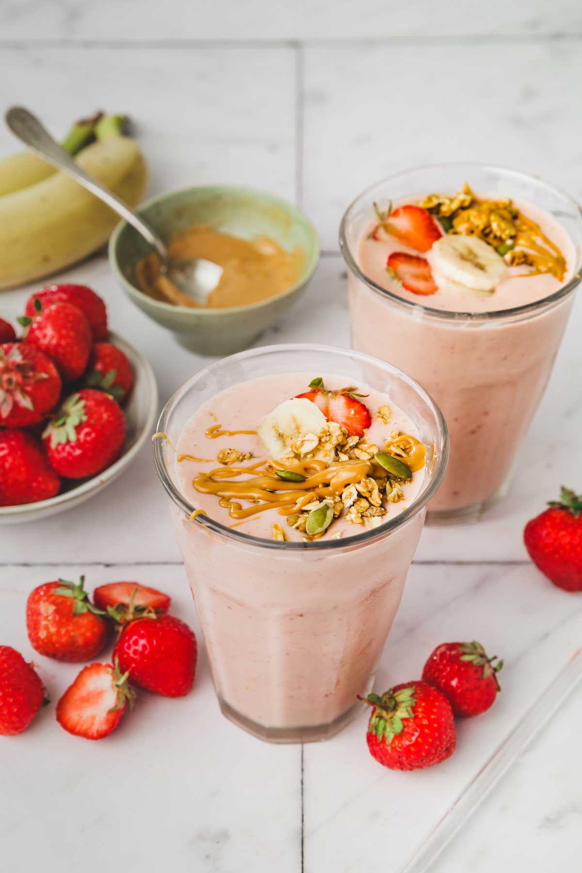 verre avec smoothie fraise et beurre de cacahuètes