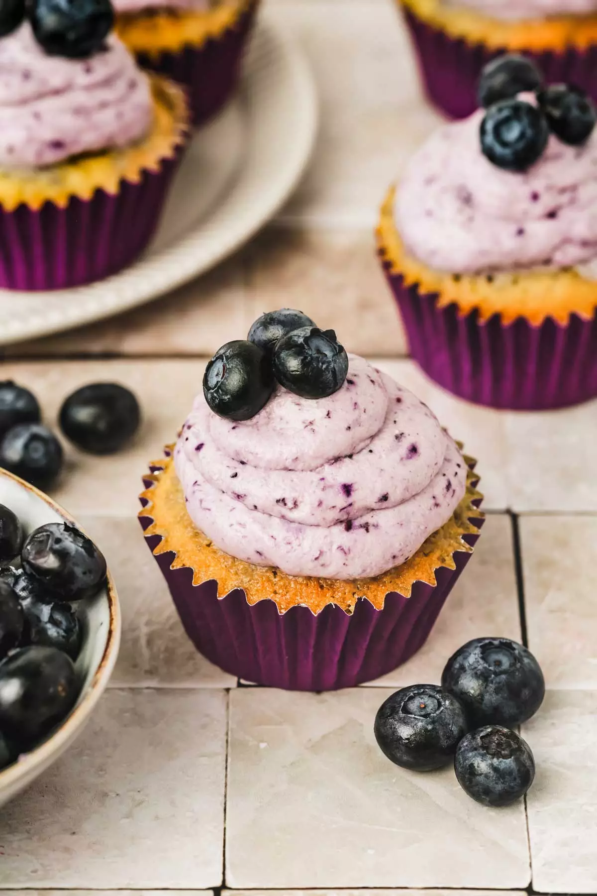 cupcakes sur une table avec des myrtilles