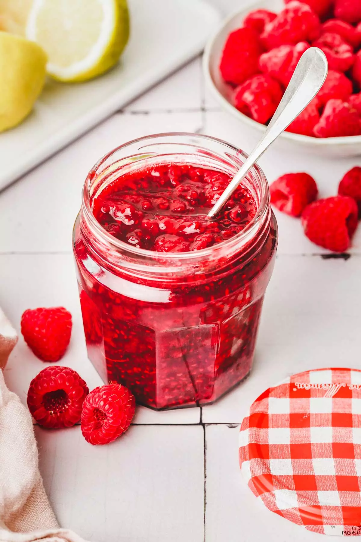 pot avec de la compote de framboise sur une table