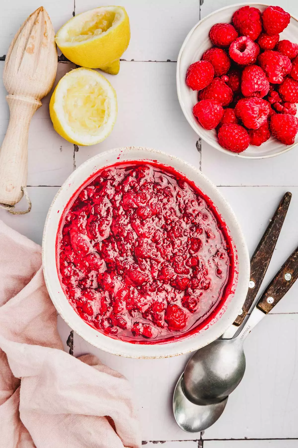 bol avec de la compote de framboise sur une table