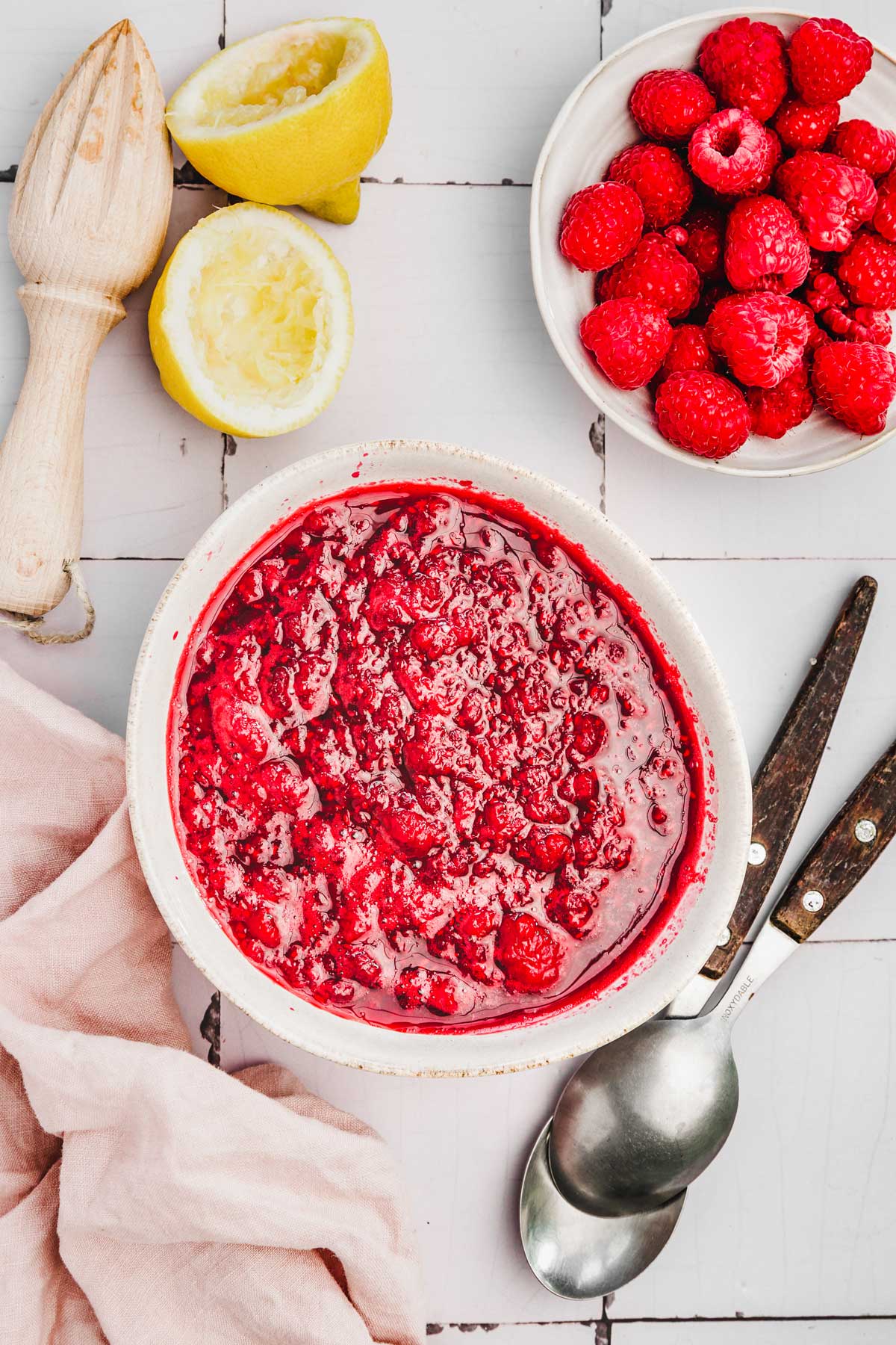 bol avec de la compote de framboise sur une table