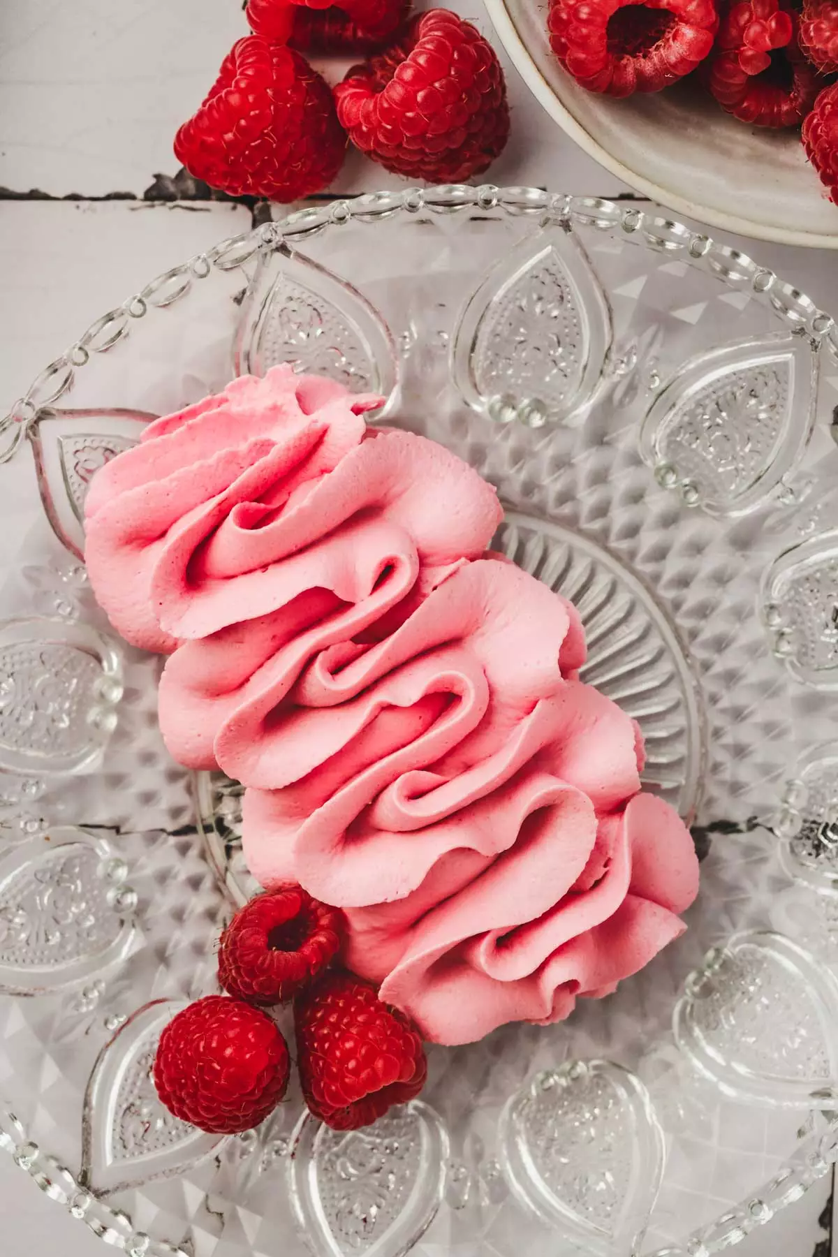 assiette avec du glaçage rose framboise