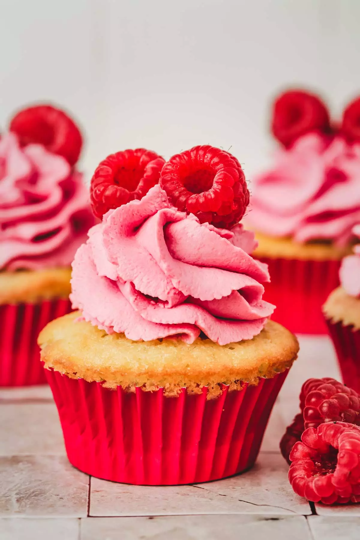cupcakes avec un glaçage framboise