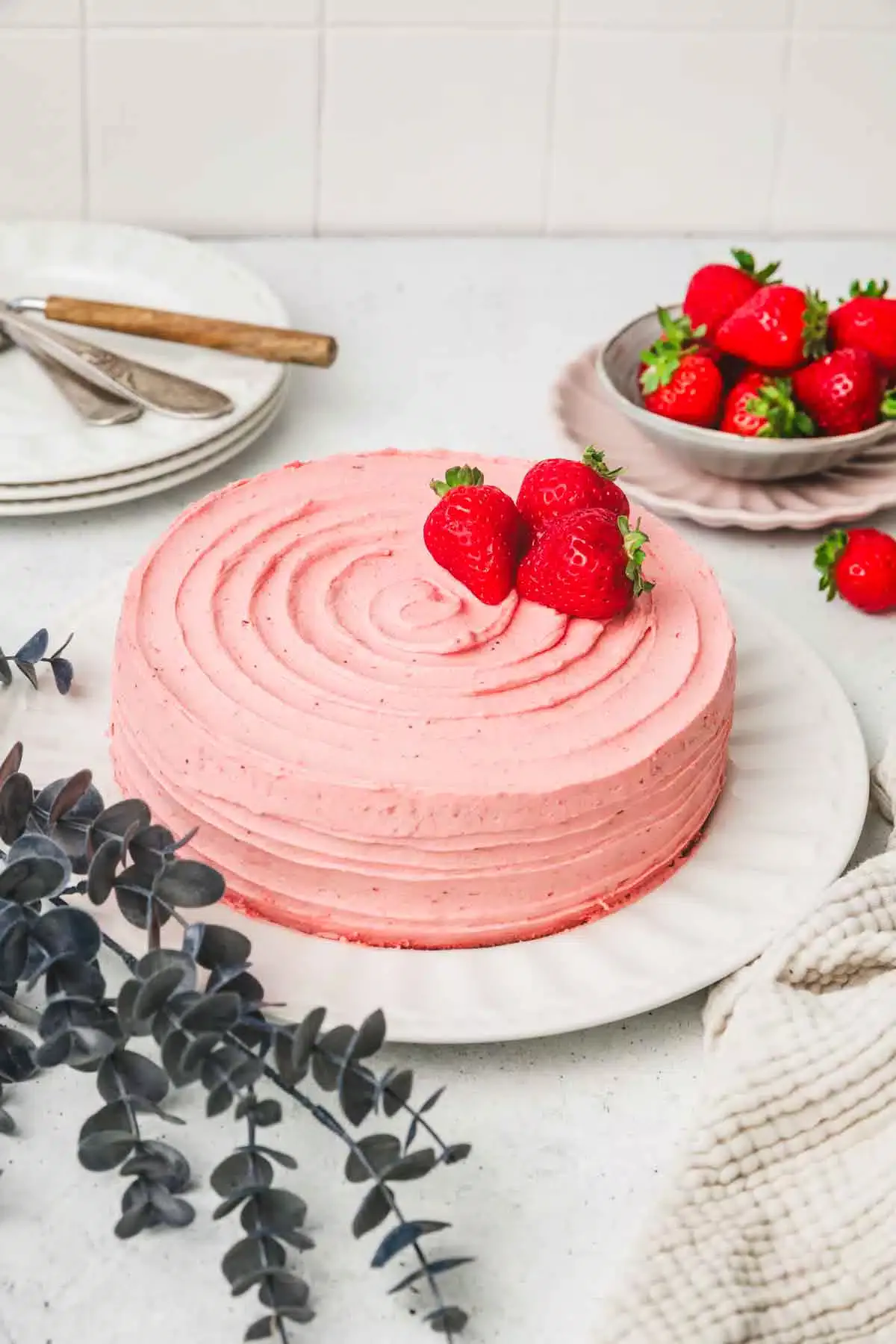 gâteau rose aux fraises dans une assiette sur une table