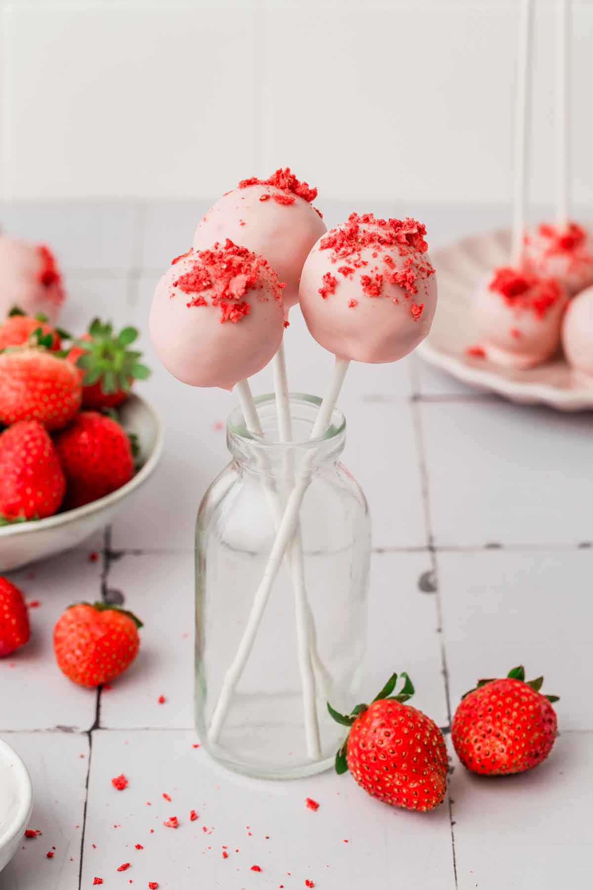 cakes pops a la fraise sur une table 