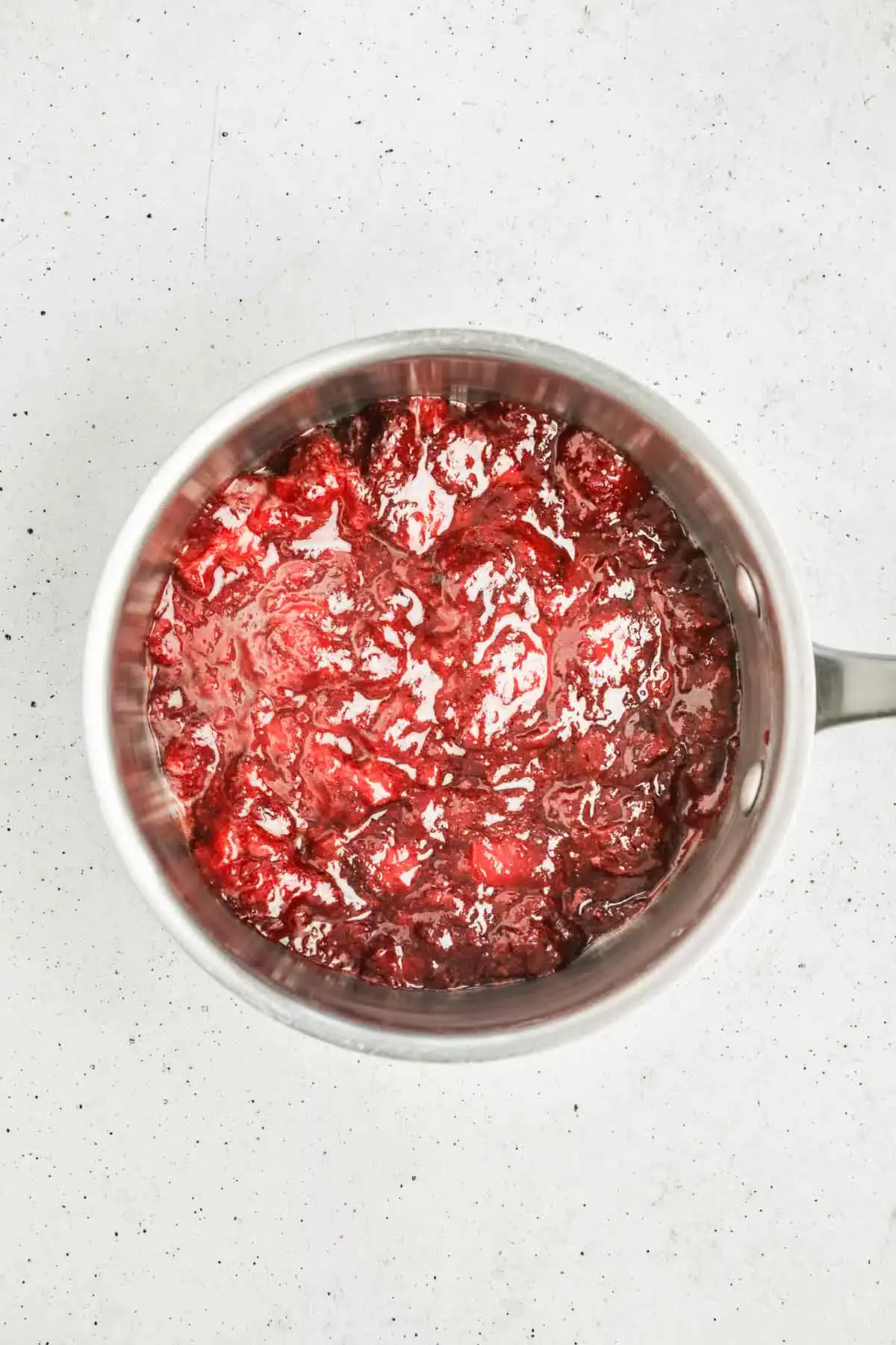 casserole avec une purée de fraises cuites