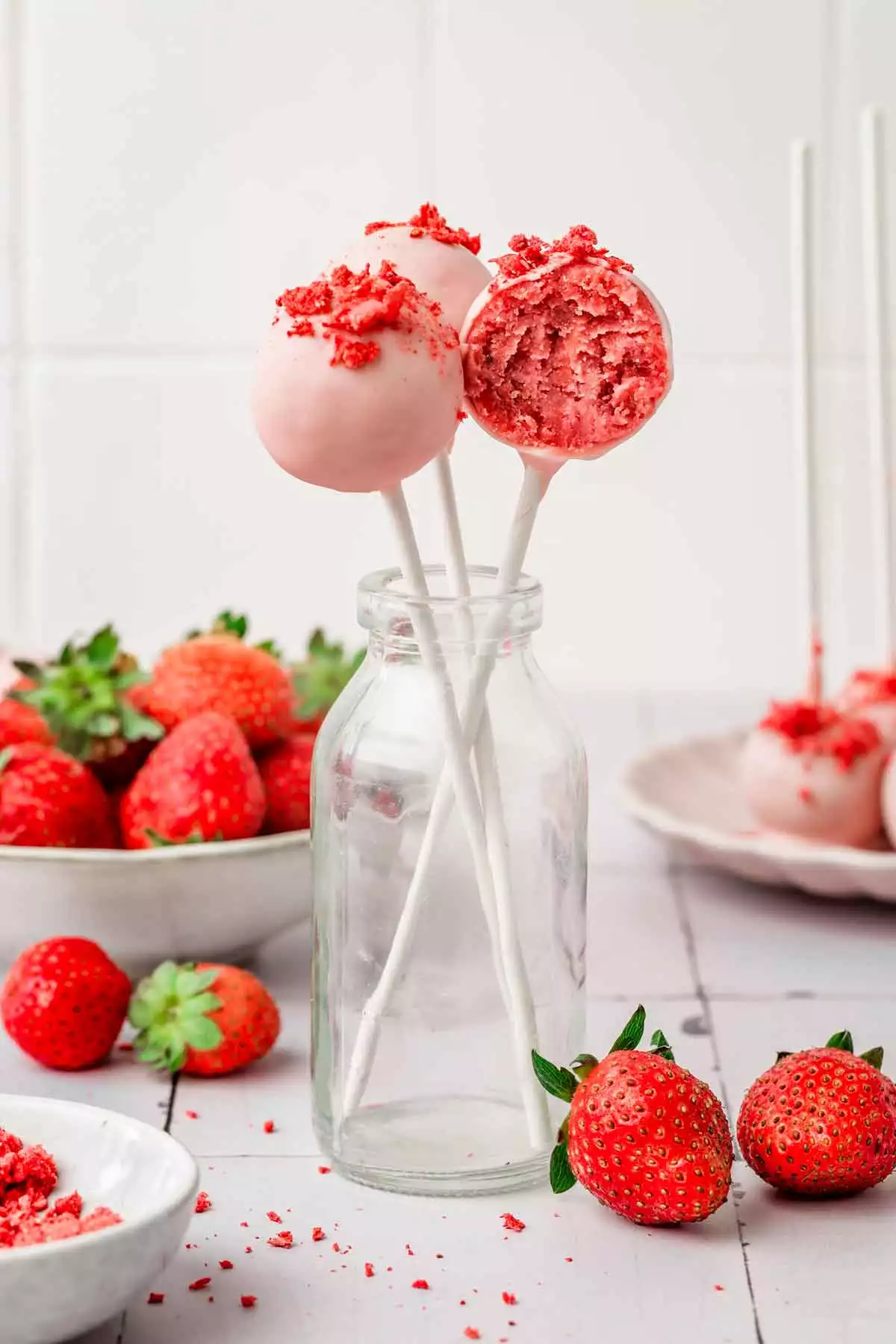 cake pops rose fraise sur une table