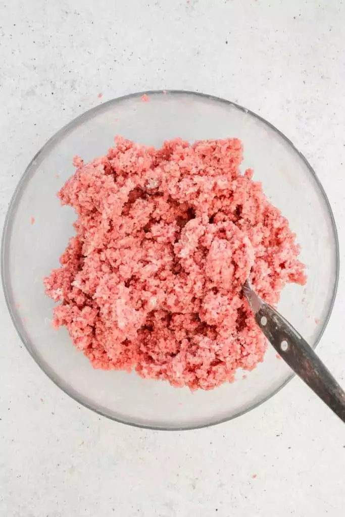 bol avec de la pâte à gâteau rose