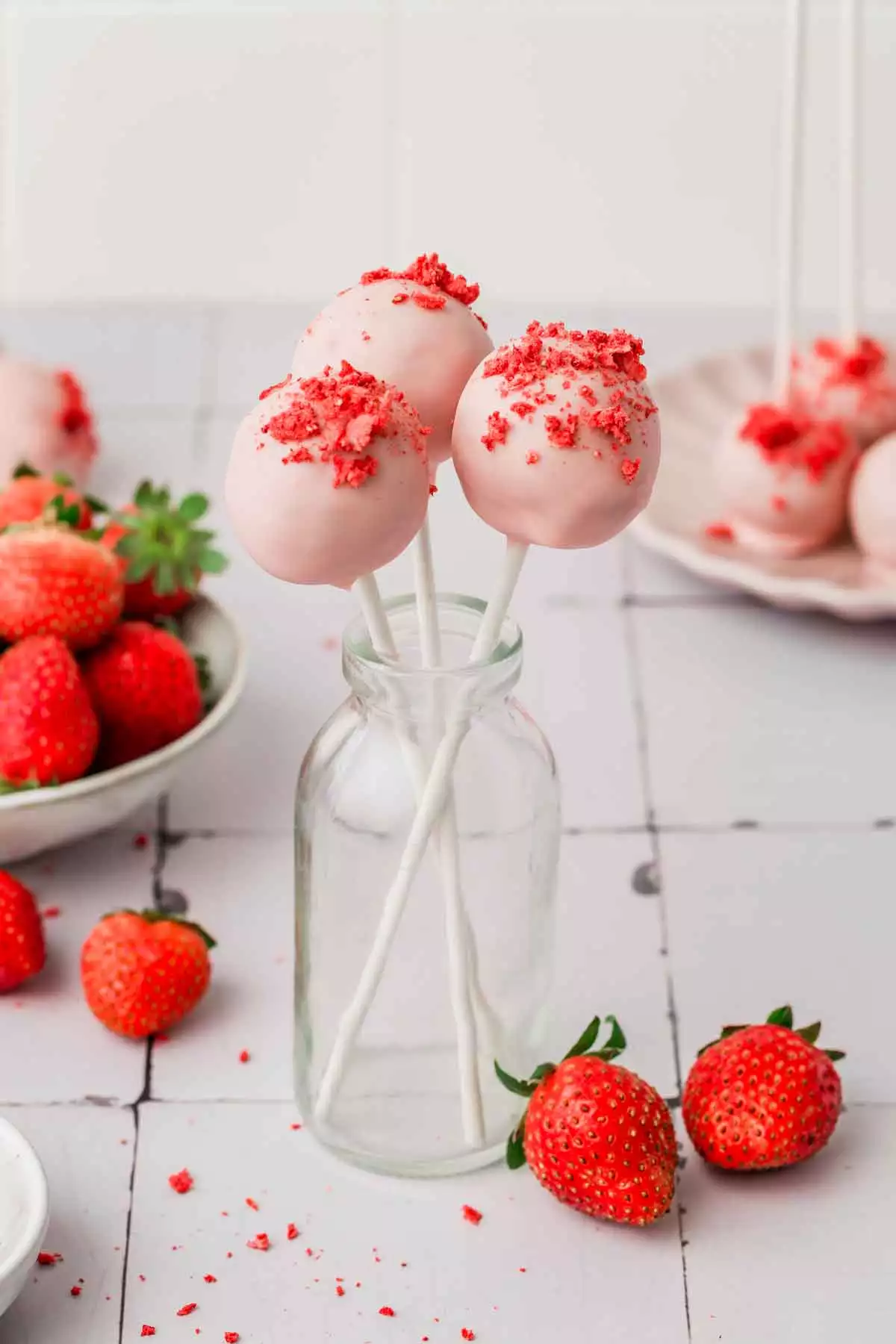 cakes pops a la fraise sur une table