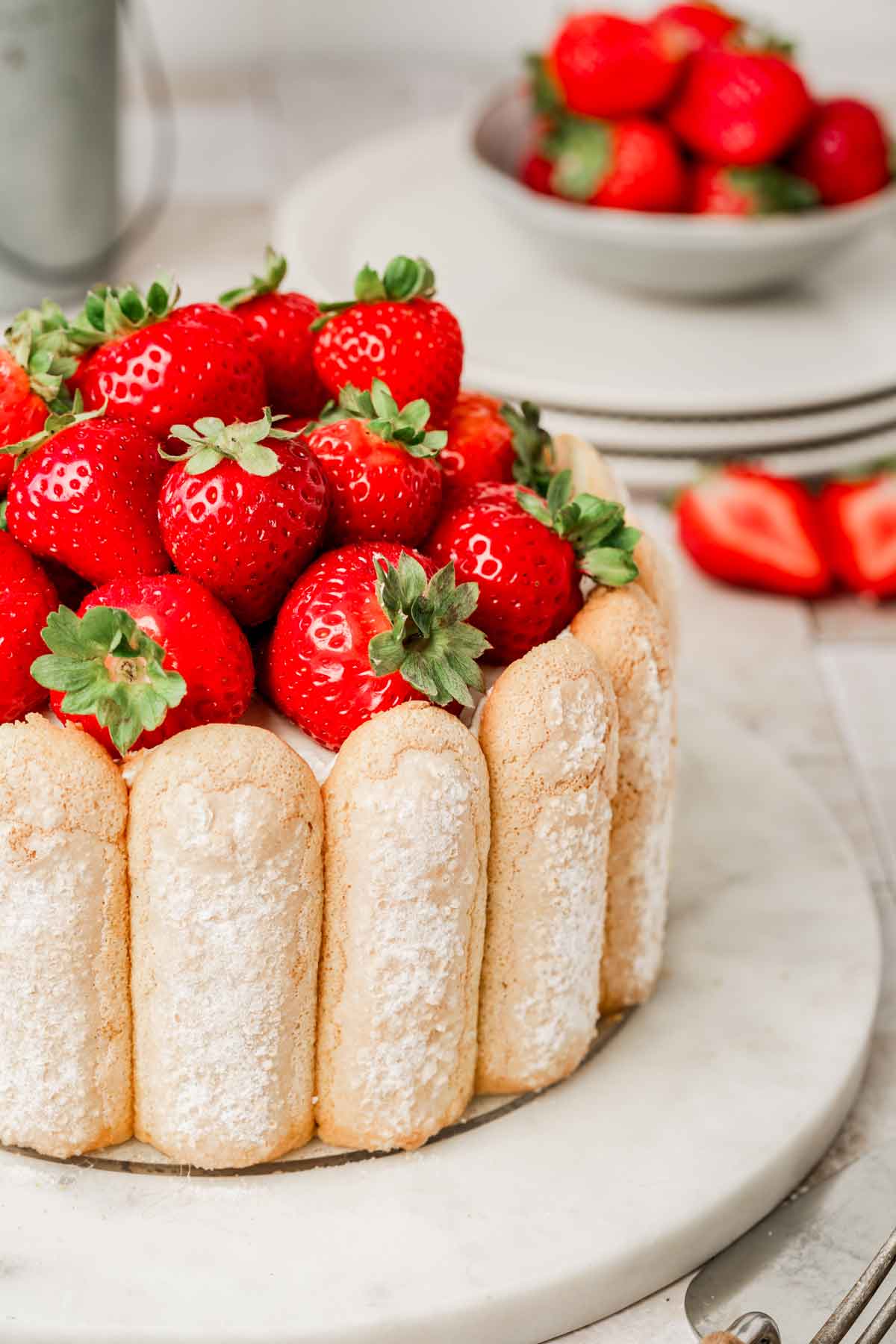 charlotte aux fraises avec des fraies en décoration